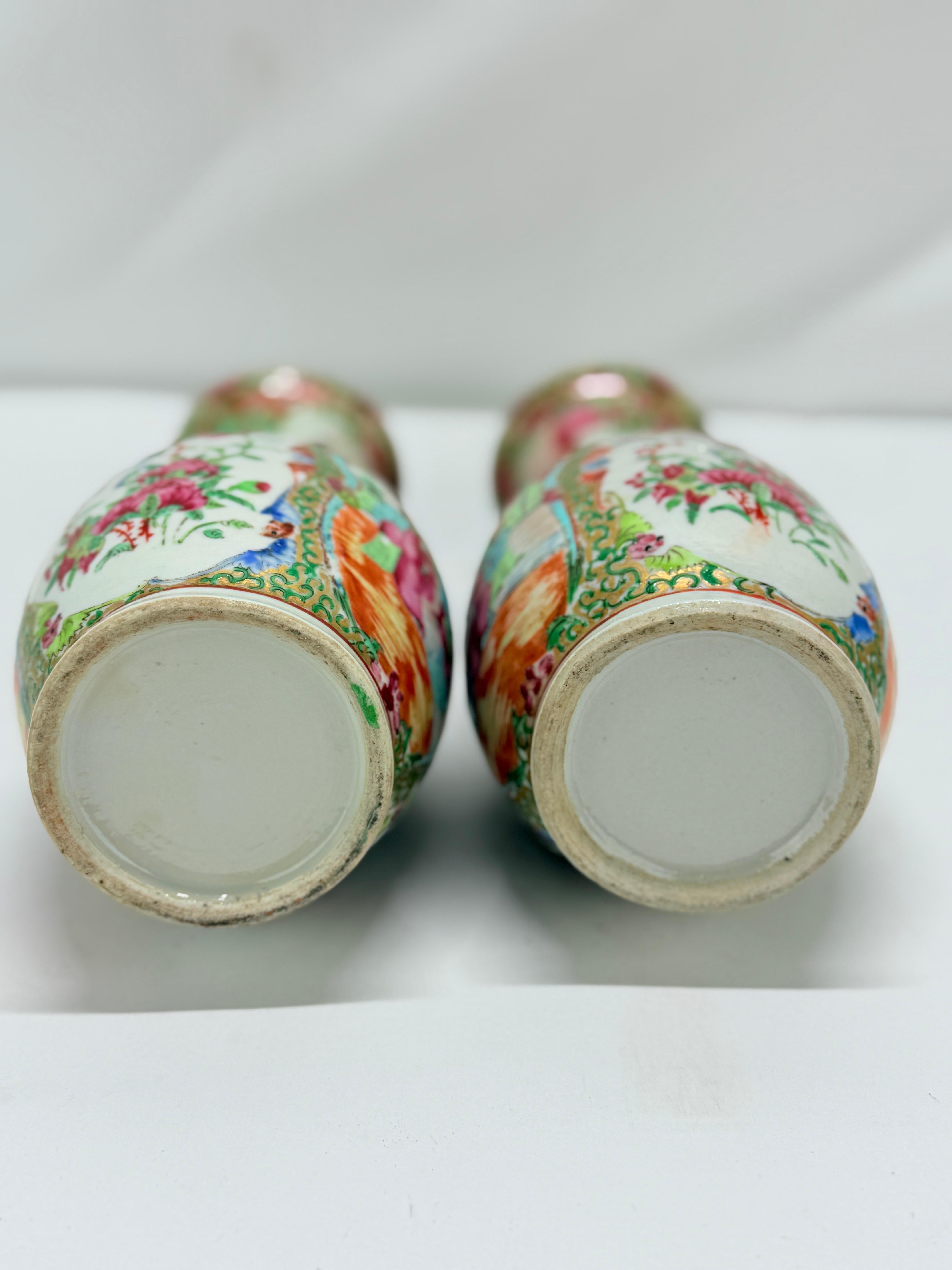 Pareja, jarrones de porcelana con medallón rosa de exportación china y asas de dragón doradas en venta 2
