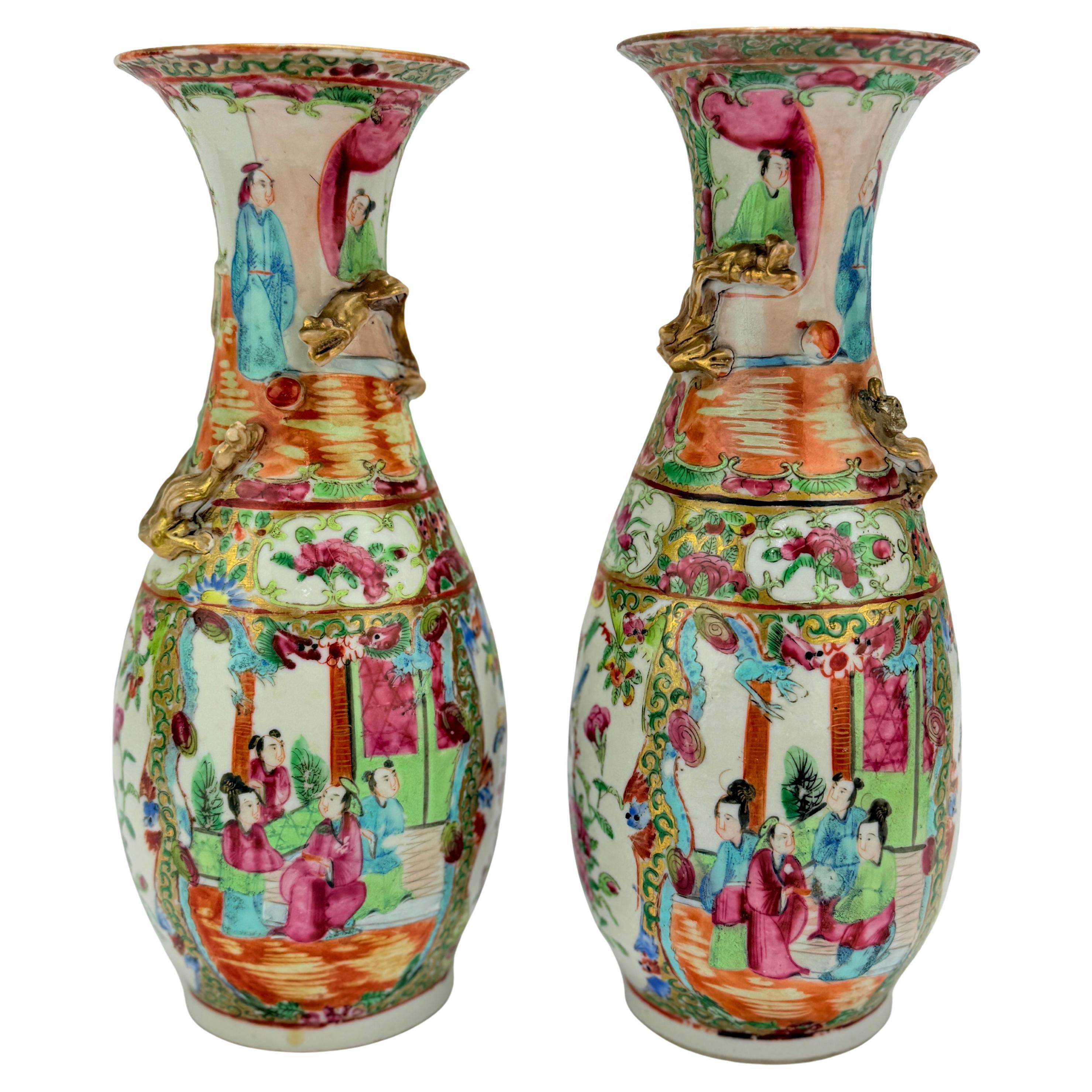 Pareja, jarrones de porcelana con medallón rosa de exportación china y asas de dragón doradas en venta