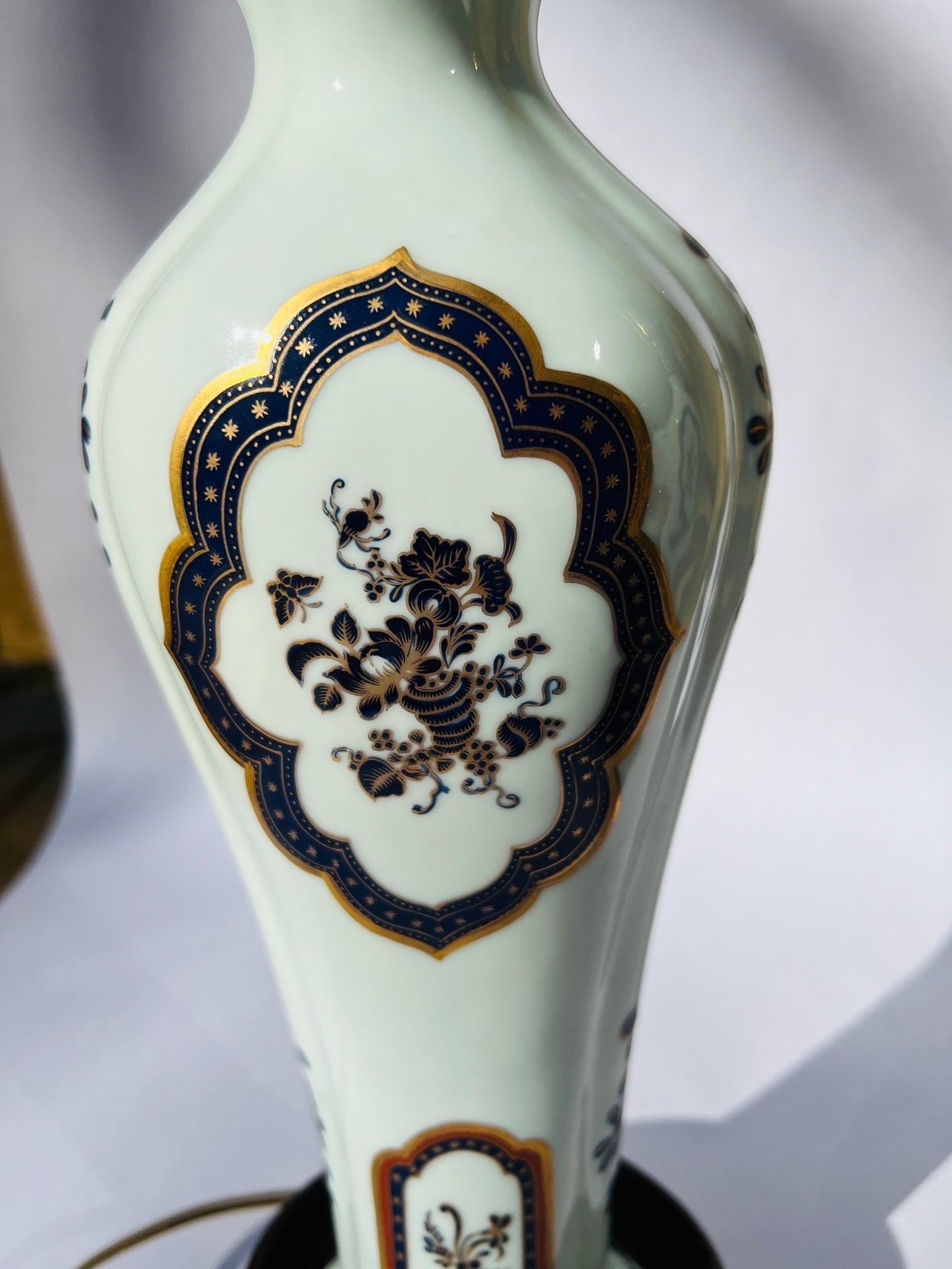 Paire de lampes de bureau en porcelaine de style chinois d'exportation Colonial Williamsburg en vente 5