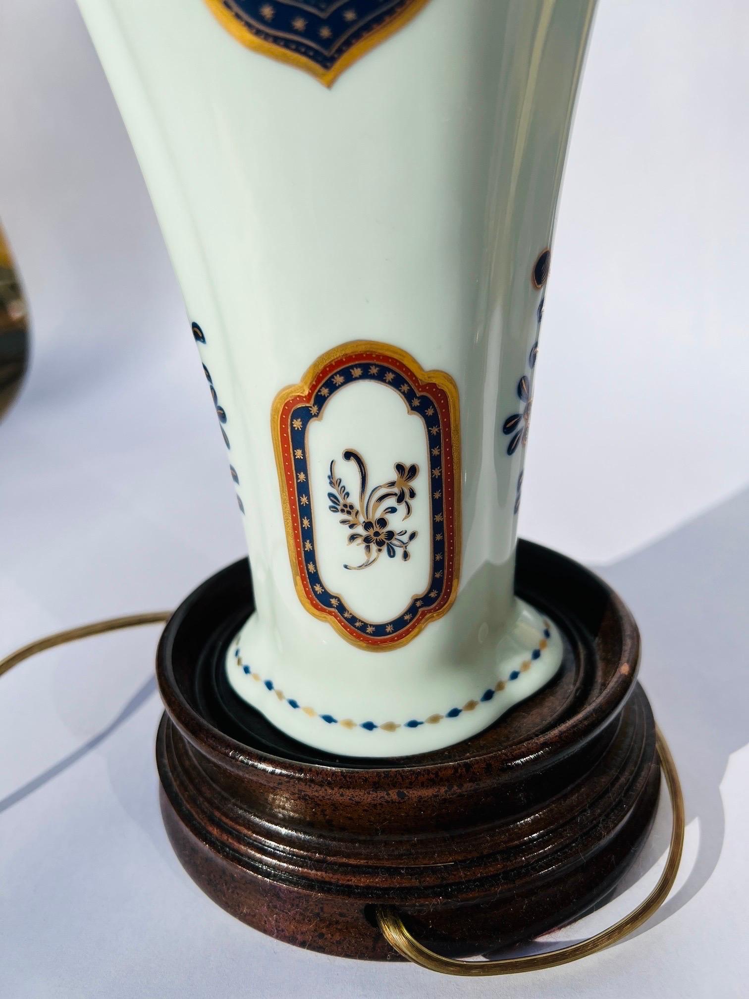 Paire de lampes de bureau en porcelaine de style chinois d'exportation Colonial Williamsburg en vente 6