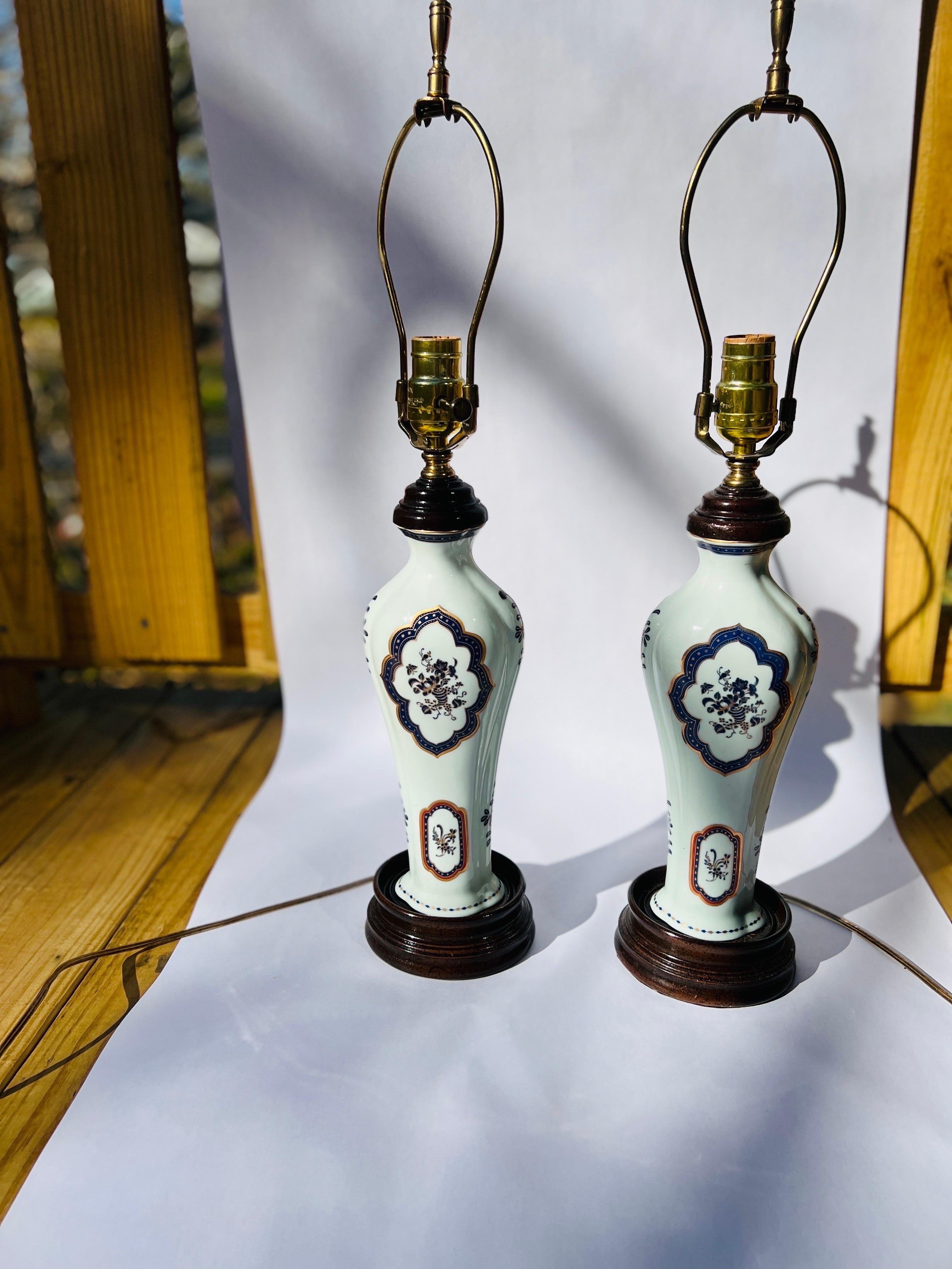 Pair, Chinese Export Style Porcelain Table Lamps Colonial Williamsburg In Excellent Condition For Sale In Atlanta, GA