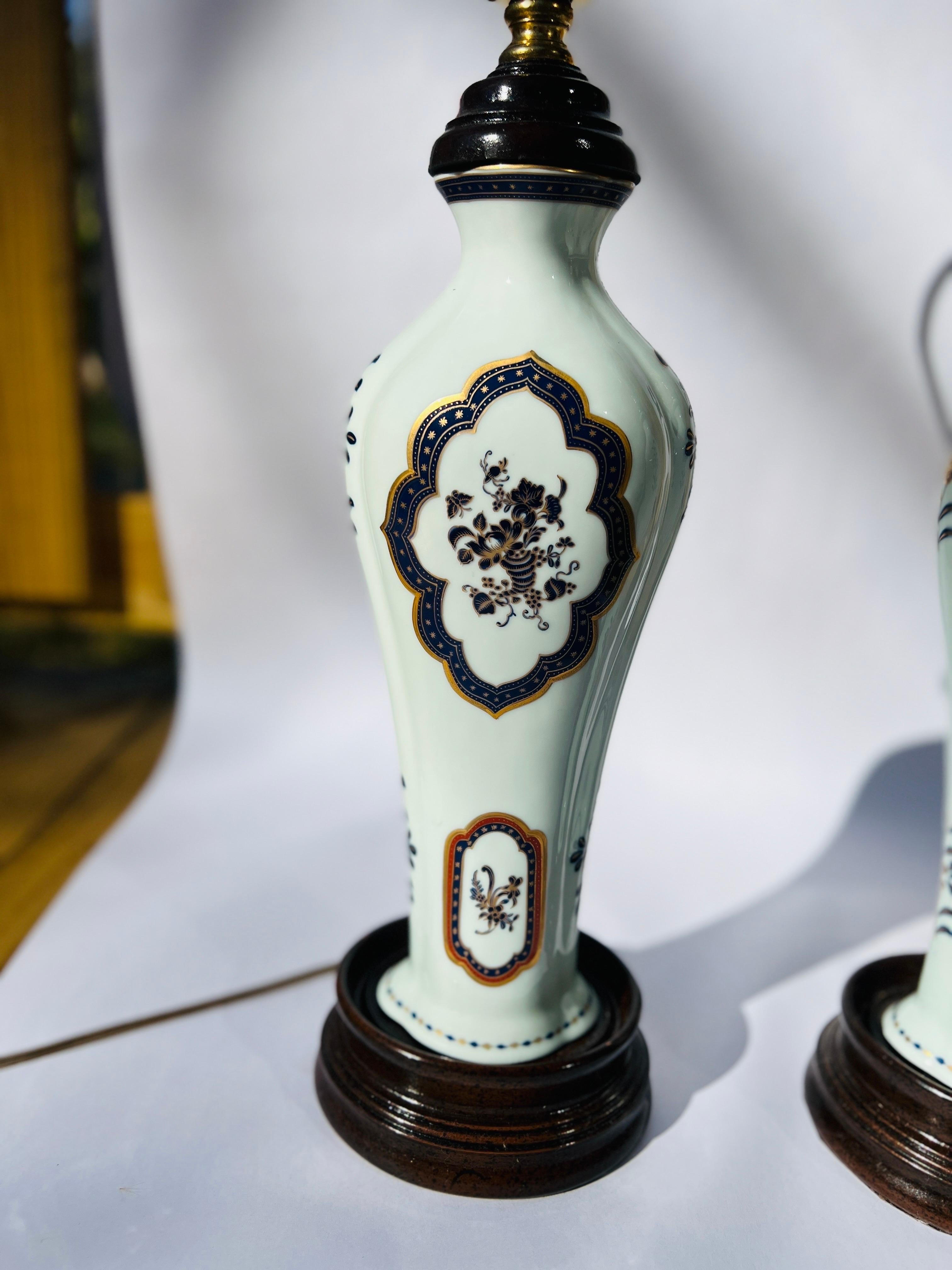 20ième siècle Paire de lampes de bureau en porcelaine de style chinois d'exportation Colonial Williamsburg en vente