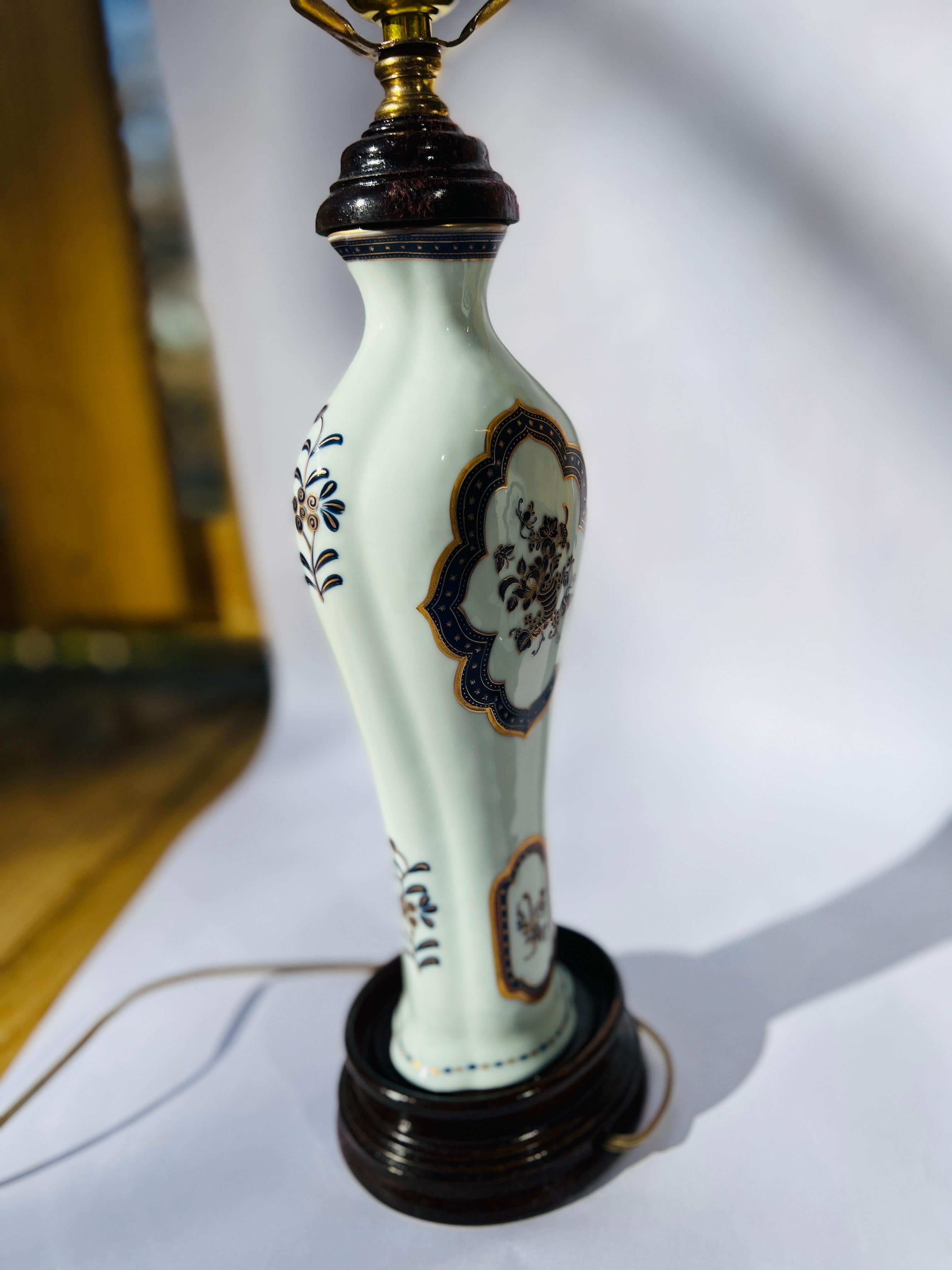 Paire de lampes de bureau en porcelaine de style chinois d'exportation Colonial Williamsburg en vente 1