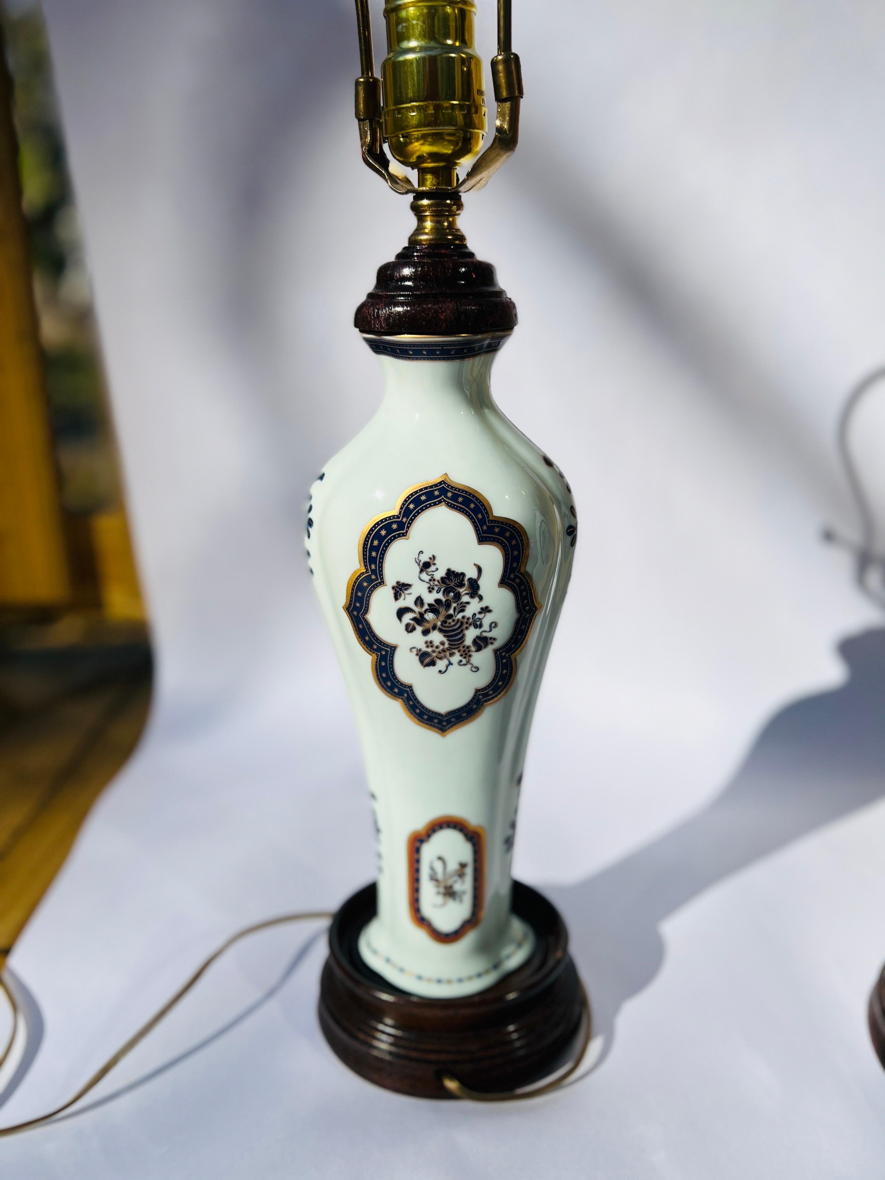 Paire de lampes de bureau en porcelaine de style chinois d'exportation Colonial Williamsburg en vente 3