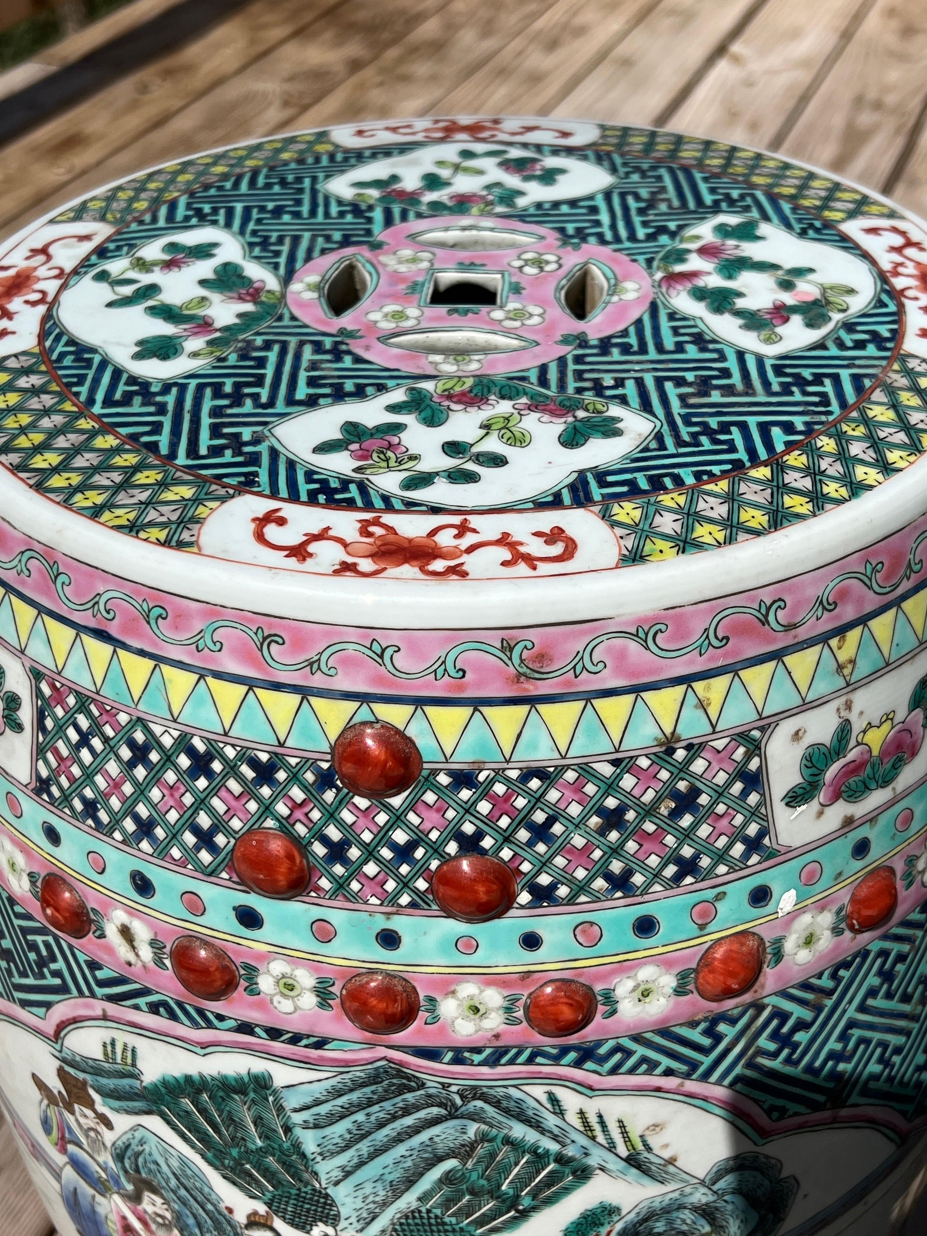Paire de tabourets de jardin en porcelaine décorée d'émaux de la famille rose de Chine Bon état - En vente à Atlanta, GA