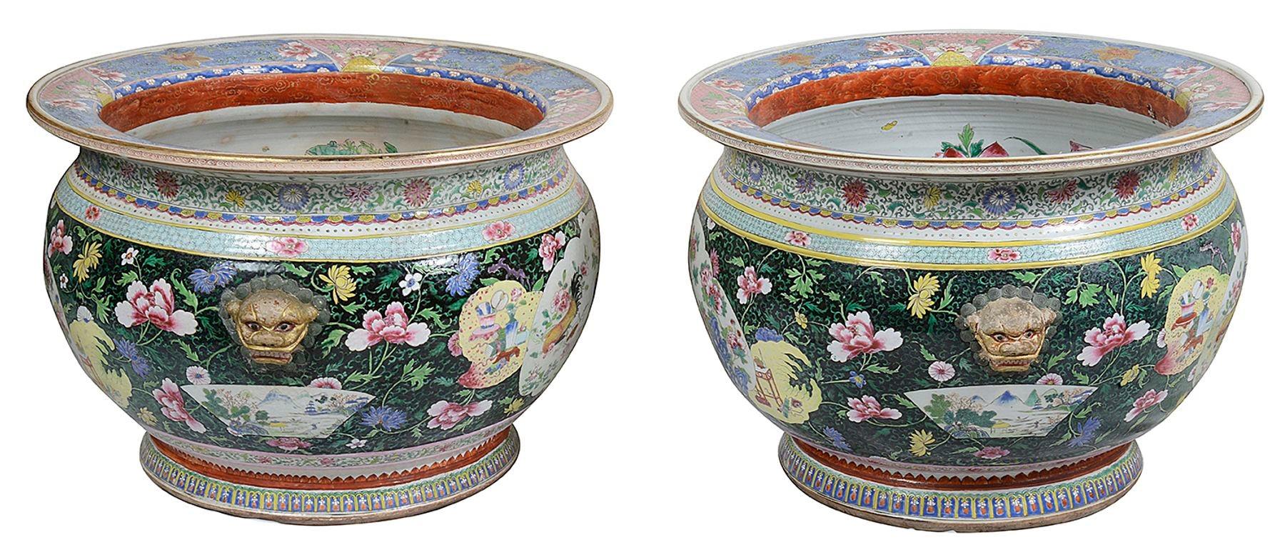 Grande et rare paire de bols à poisson de la famille rose chinoise du début du 19e siècle. Chacun d'entre eux présente de magnifiques couleurs vives, un riche fond vert, des bordures classiques en haut et en bas avec un décor de feuillage en