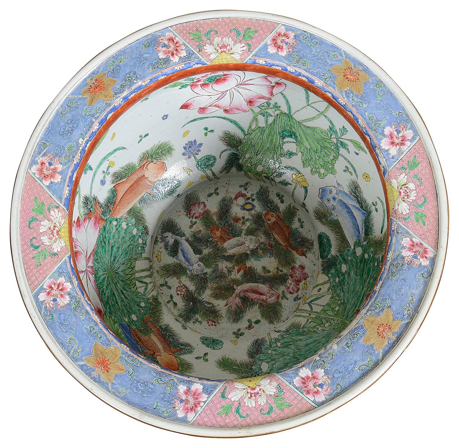 Paire de bols à poisson Famille Rose de Chine, début du 19e siècle, 64 cm de diamètre. Bon état - En vente à Brighton, Sussex