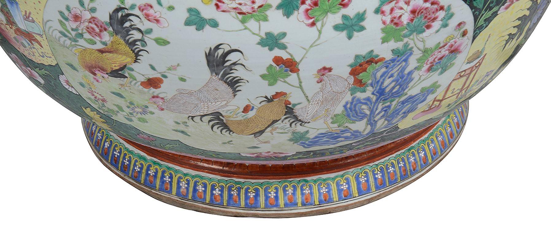Porcelaine Paire de bols à poisson Famille Rose de Chine, début du 19e siècle, 64 cm de diamètre. en vente