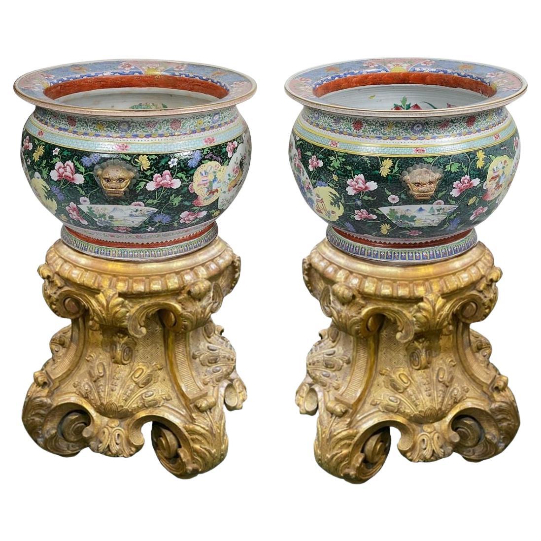 Paar chinesische Famille-Rose-Fischschalen, frühes 19. Jahrhundert, Durchmesser 64 cm.