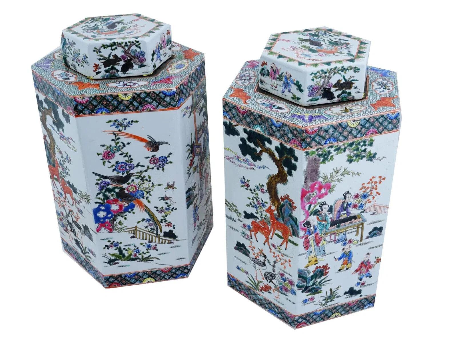 Coppia di cestini da tè con coperchio esagonale in porcellana cinese Famille Rose. Entrambi i pezzi e i loro coperchi sono riccamente decorati con scene di genere dipinte, uccelli e animali fantastici su ciascun lato. Vasellame orientale e servizi