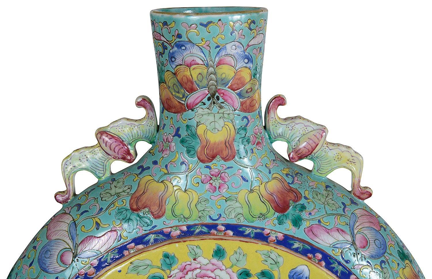 Paar chinesische Famille-Rose-Mond-Flaschen, 19. Jahrhundert, 50 cm hoch (Chinesisch) im Angebot