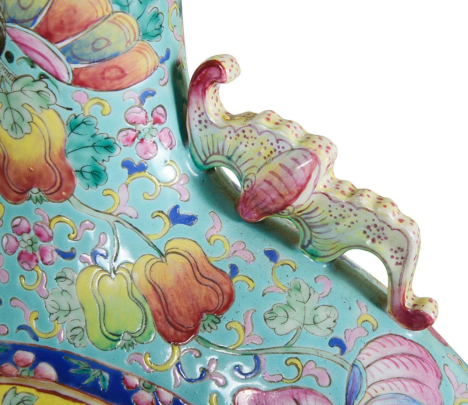 Paar chinesische Famille-Rose-Mond-Flaschen, 19. Jahrhundert, 50 cm hoch (Handbemalt) im Angebot