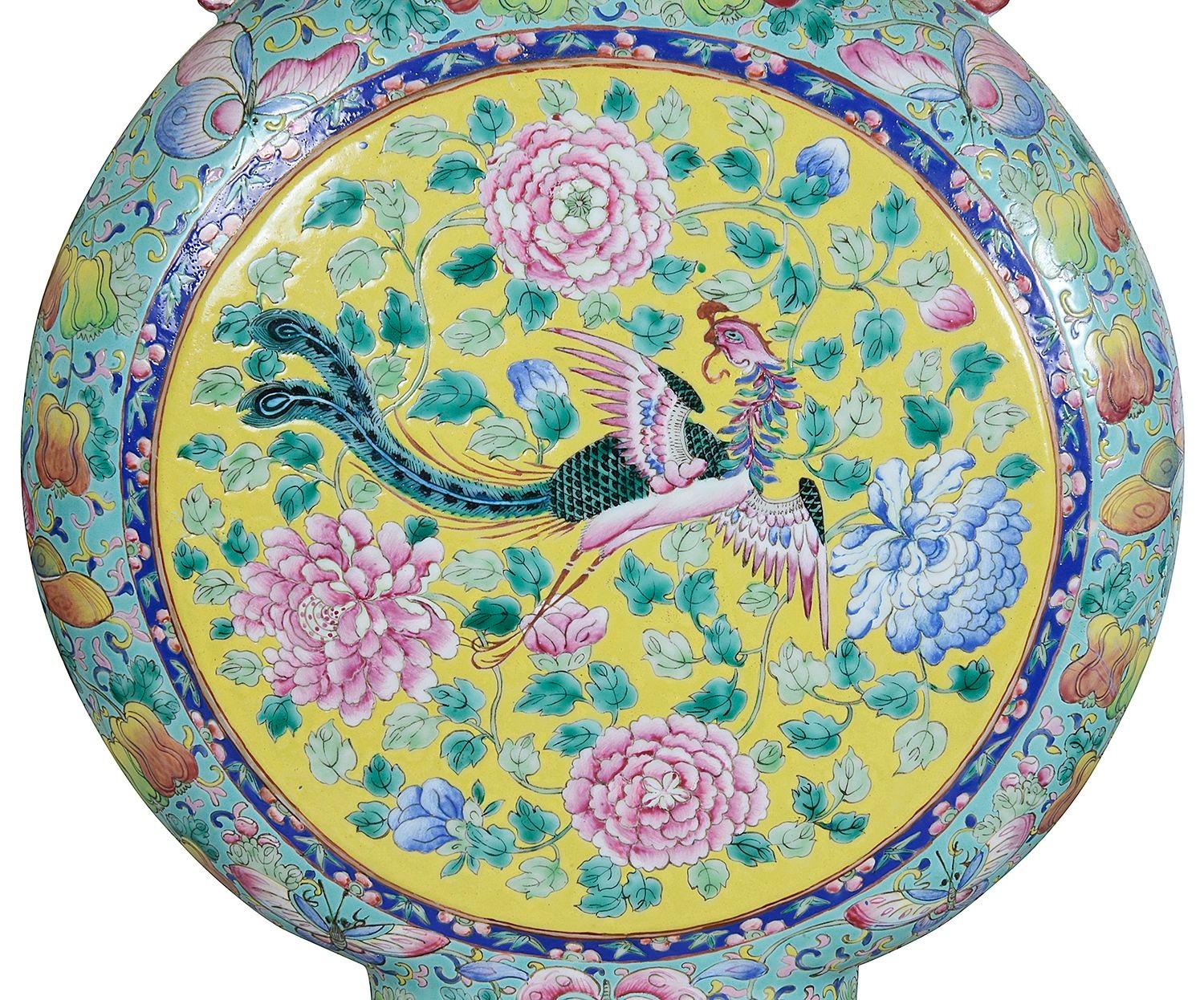 Paar chinesische Famille-Rose-Mond-Flaschen, 19. Jahrhundert, 50 cm hoch im Zustand „Gut“ im Angebot in Brighton, Sussex