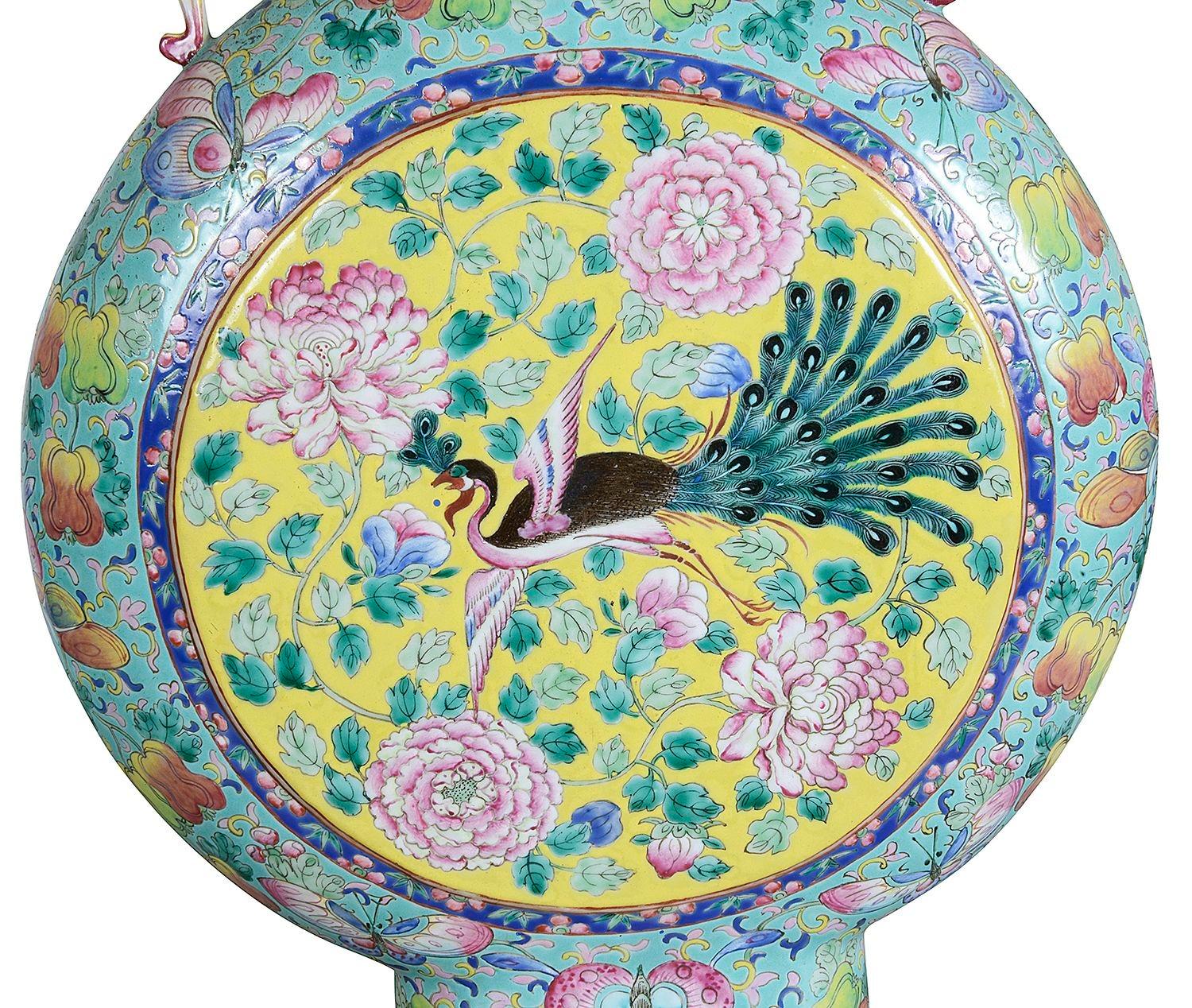 Paar chinesische Famille-Rose-Mond-Flaschen, 19. Jahrhundert, 50 cm hoch (Porzellan) im Angebot