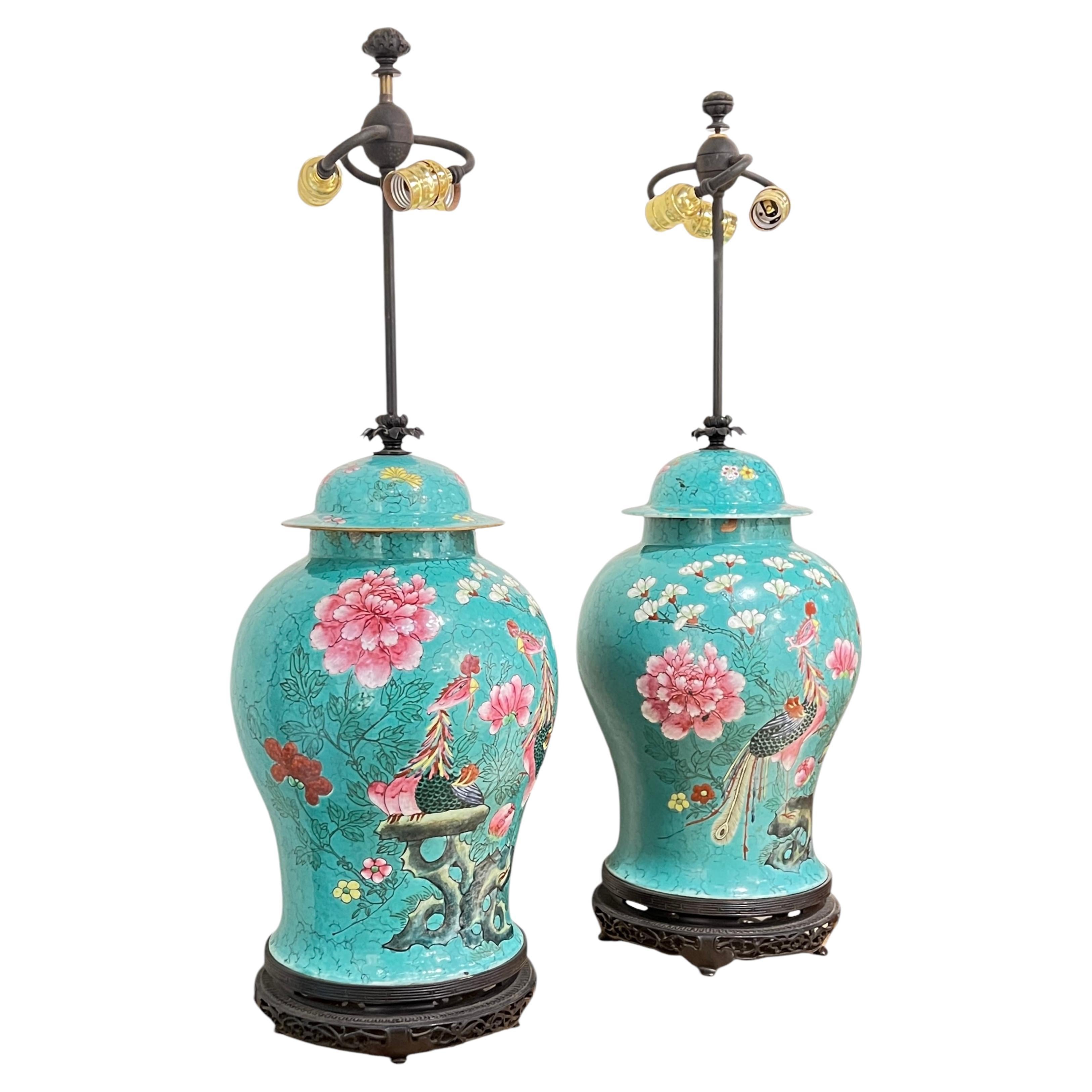 Paar chinesische Famille-Rose-Tischlampen aus Porzellan und patinierter Bronze