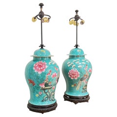 Coppia di lampade da tavolo cinesi in porcellana Famille Rose e bronzo patinato