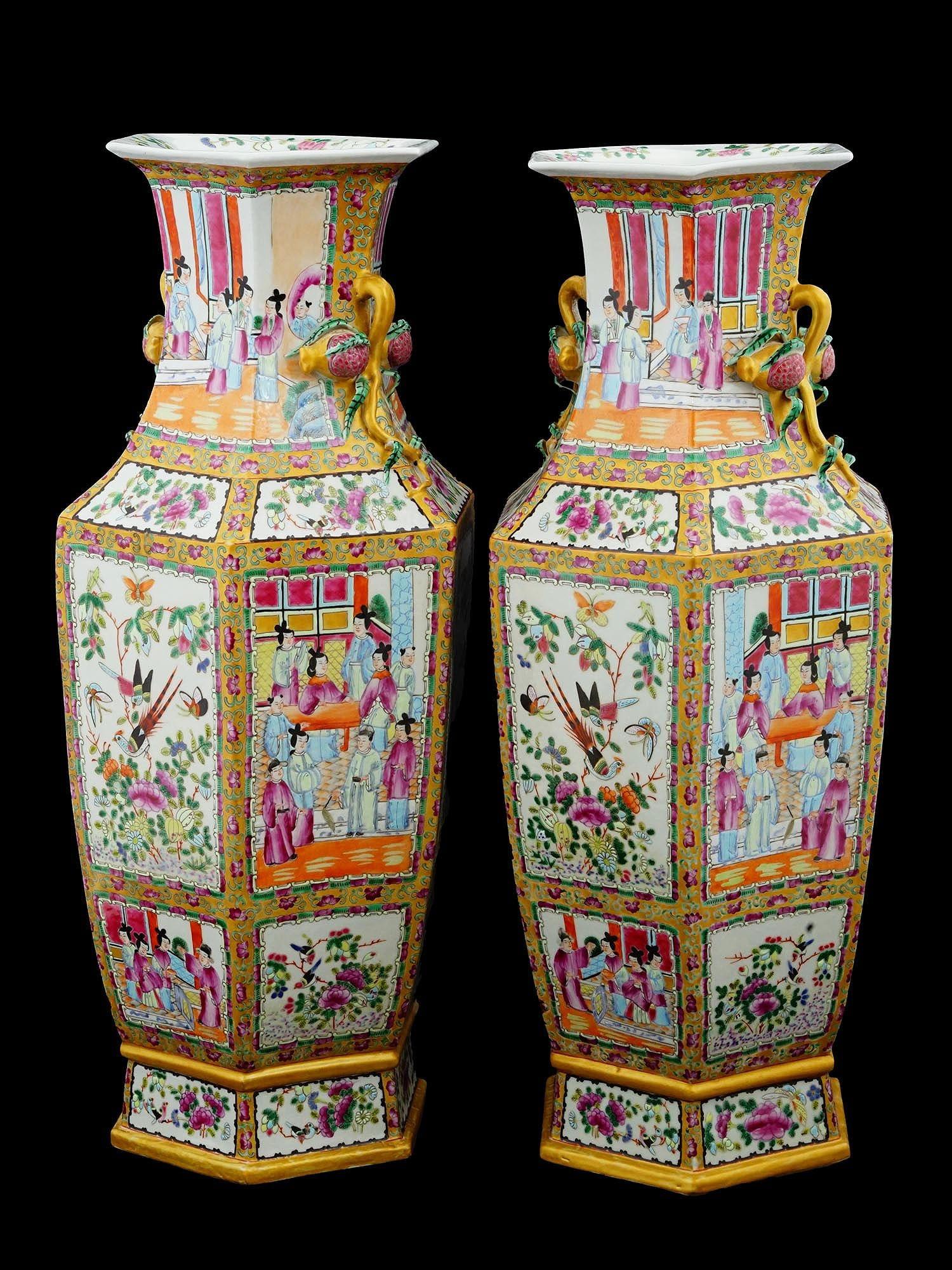 Chinois Paire de vases en porcelaine chinoise de la famille rose en vente