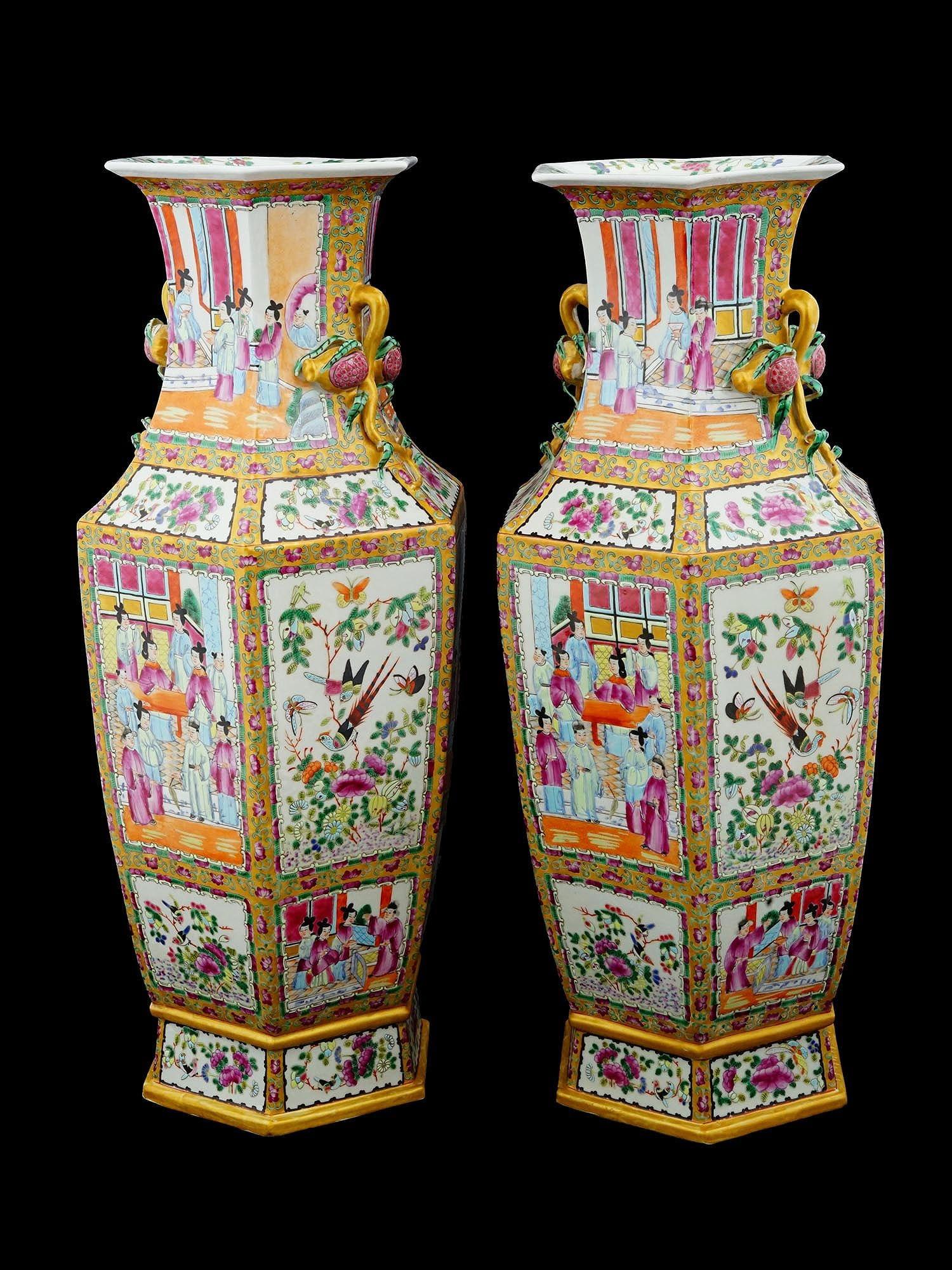 20ième siècle Paire de vases en porcelaine chinoise de la famille rose en vente
