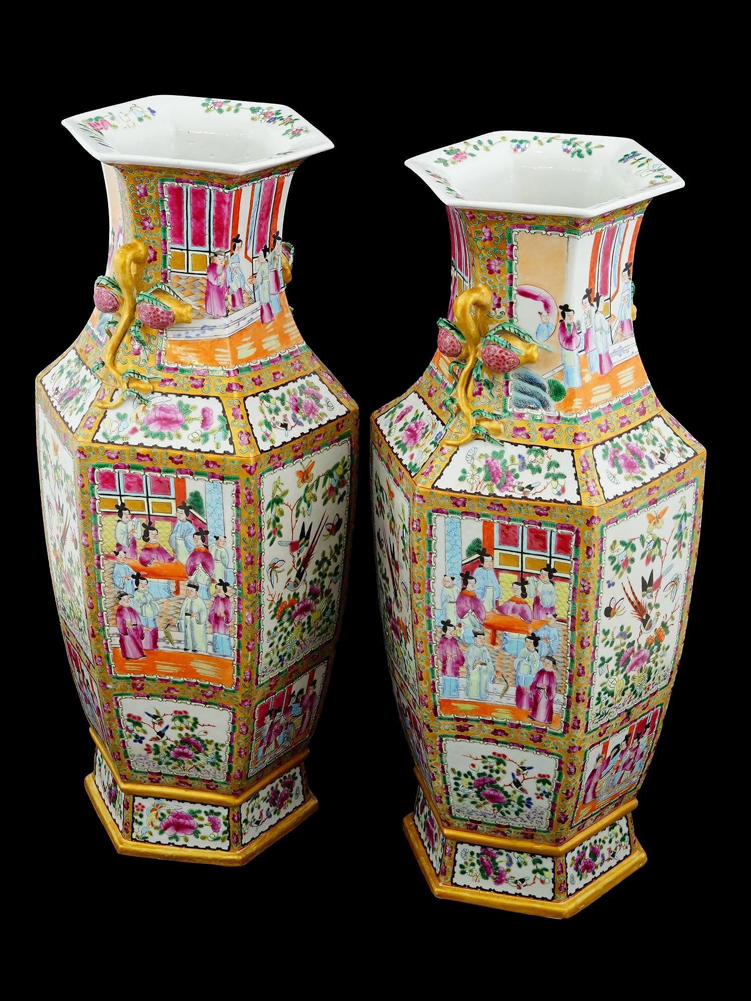 Céramique Paire de vases en porcelaine chinoise de la famille rose en vente