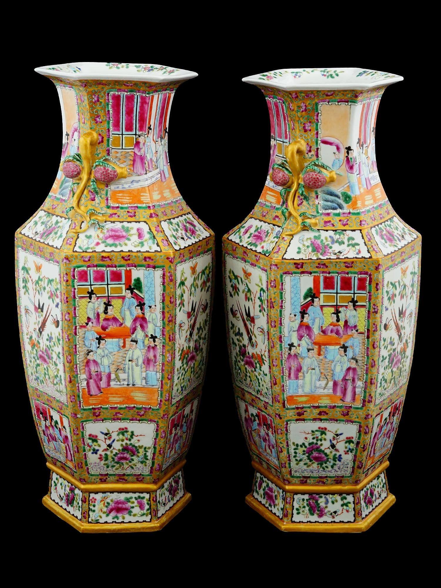 Paire de vases en porcelaine chinoise de la famille rose en vente 1