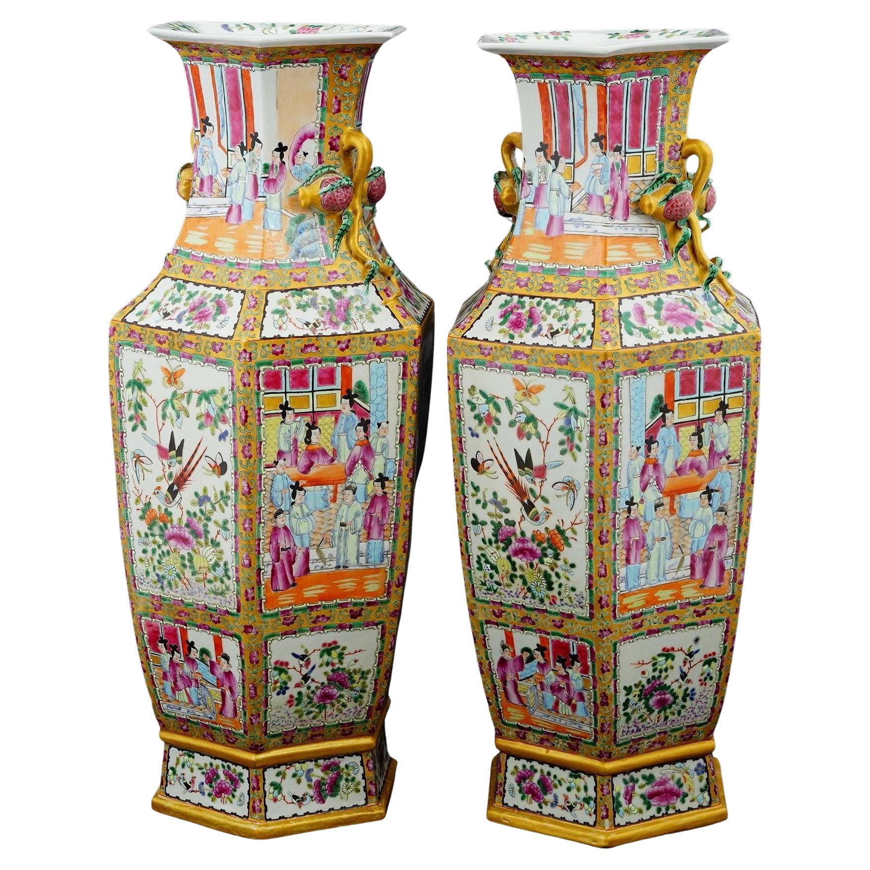 Paire de vases en porcelaine chinoise de la famille rose en vente