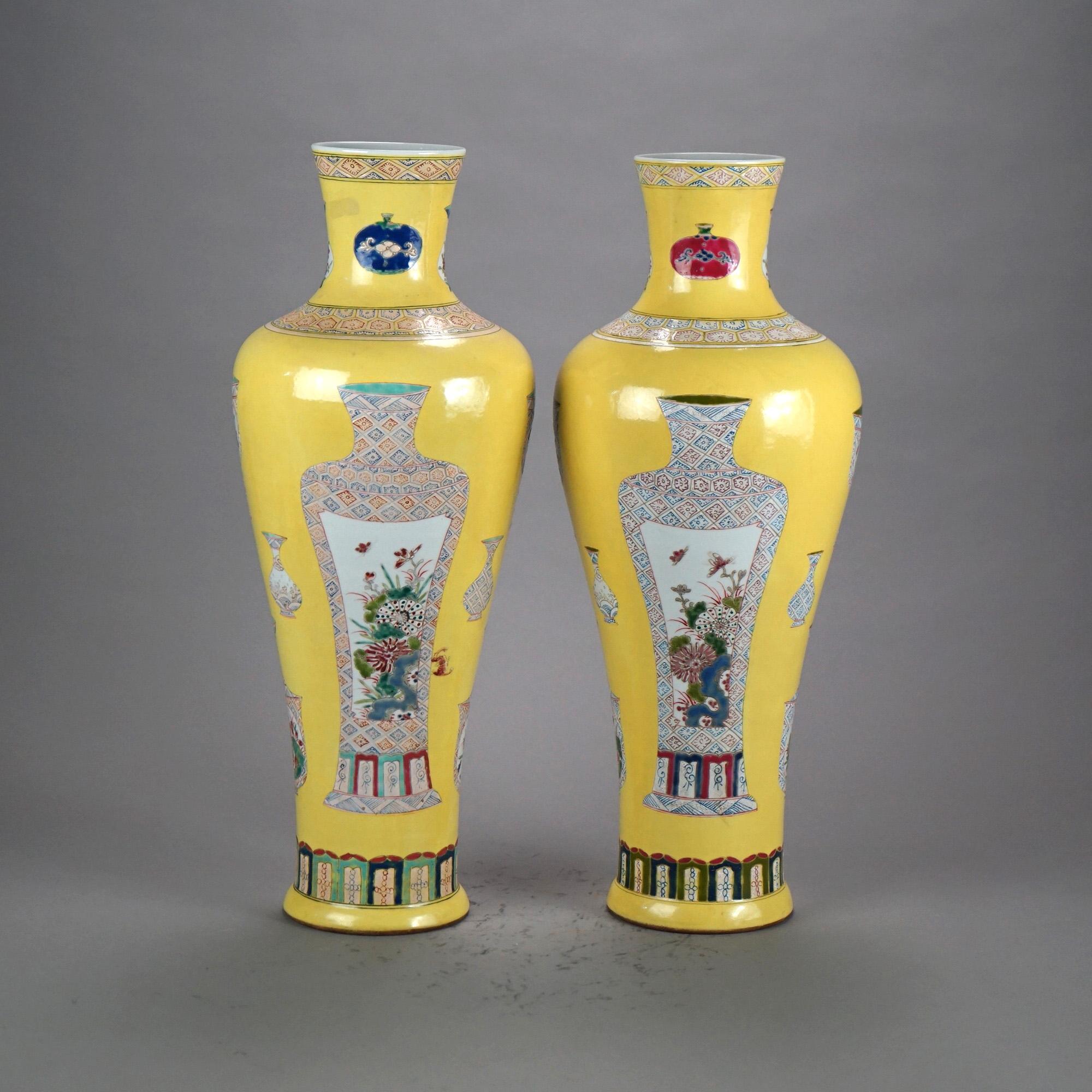 Paire de vases chinois en porcelaine Famille Rose avec récipients et éléments de jardin 20e siècle en vente 4