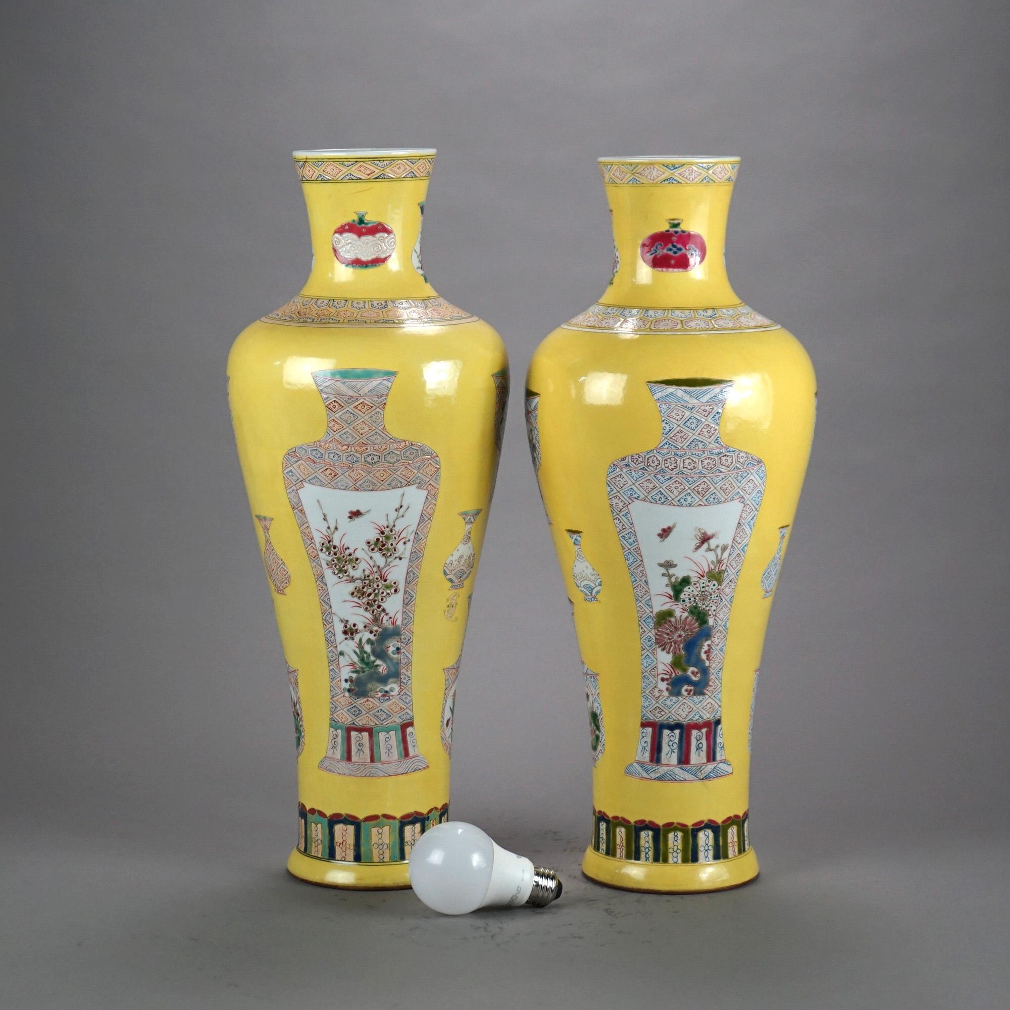 Paire de vases en porcelaine de Chine de la famille rose avec vases et éléments de jardin, bases signées,  20e siècle

Dimensions - 19 1/4
