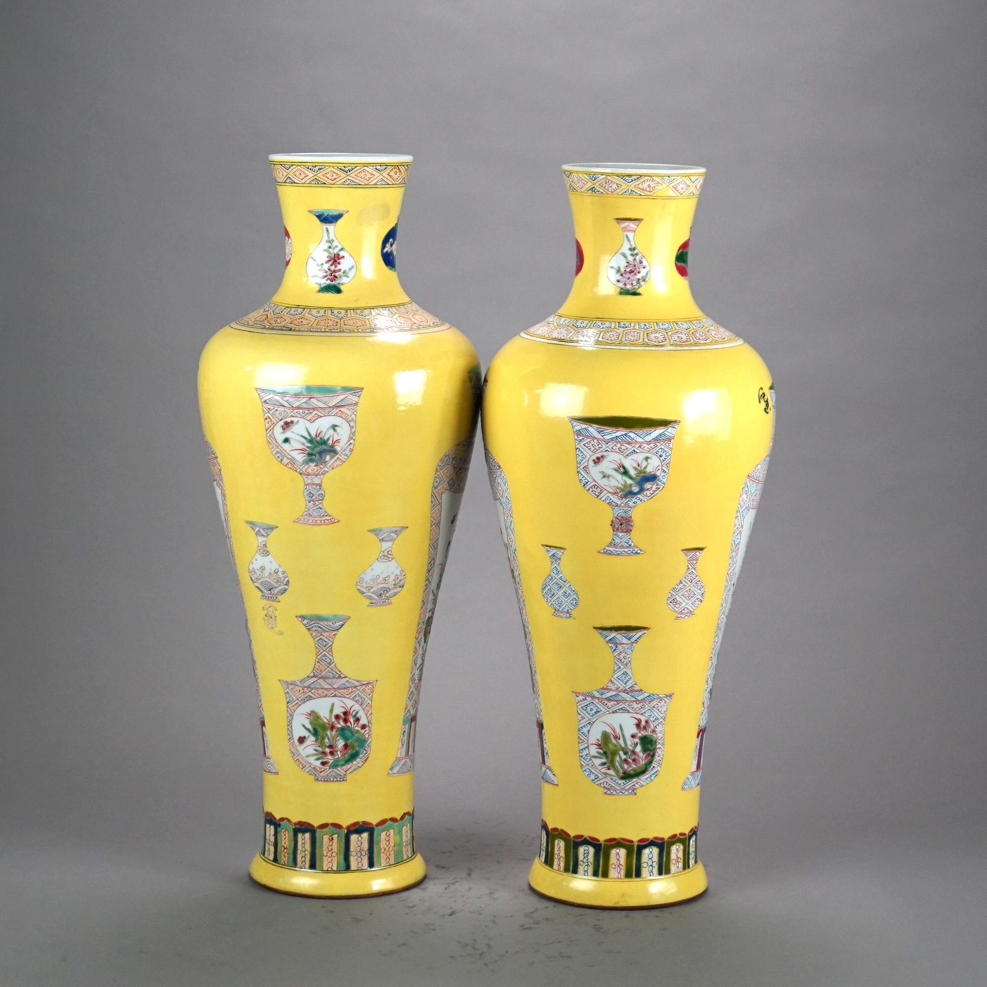 Asiatique Paire de vases chinois en porcelaine Famille Rose avec récipients et éléments de jardin 20e siècle en vente