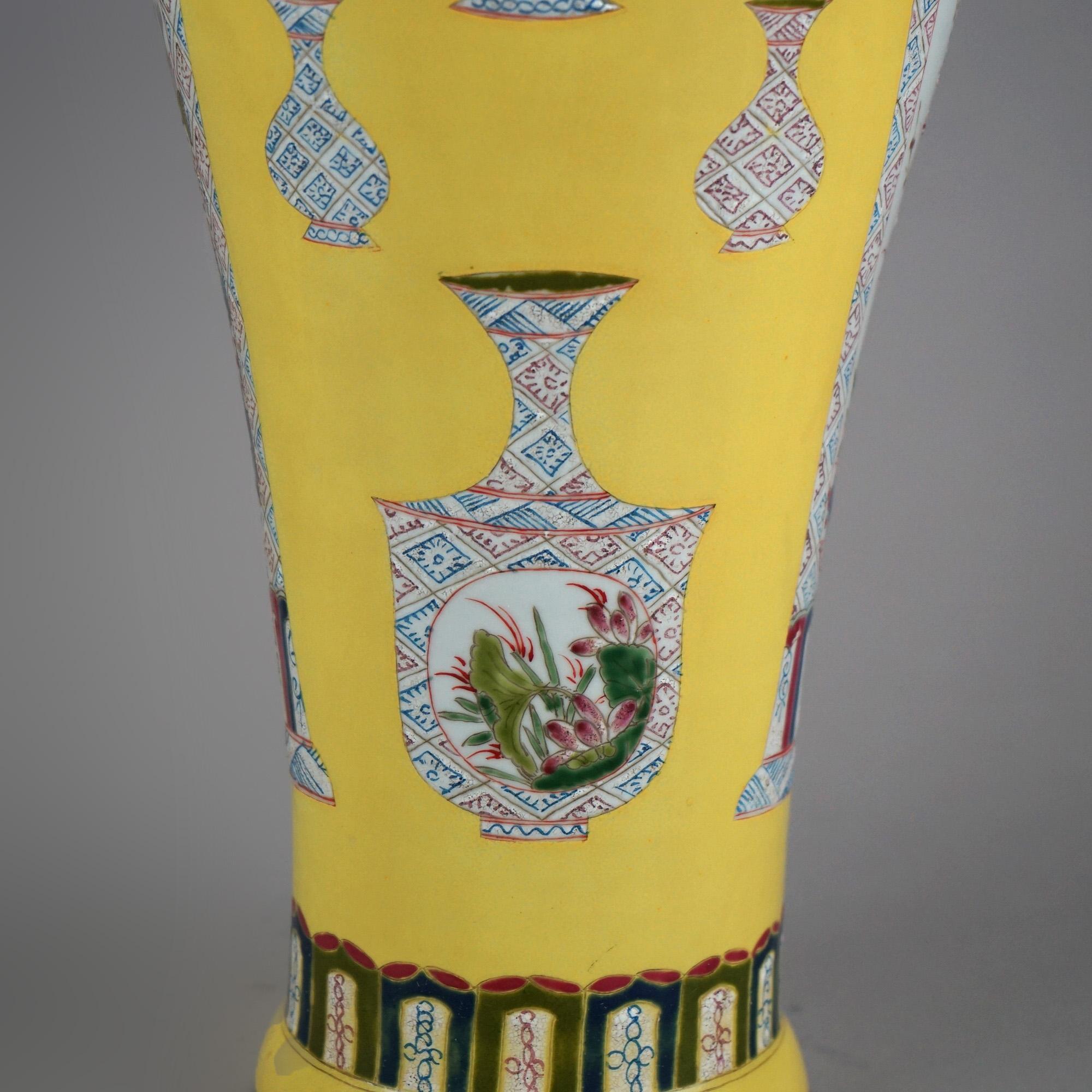 Paire de vases chinois en porcelaine Famille Rose avec récipients et éléments de jardin 20e siècle Bon état - En vente à Big Flats, NY