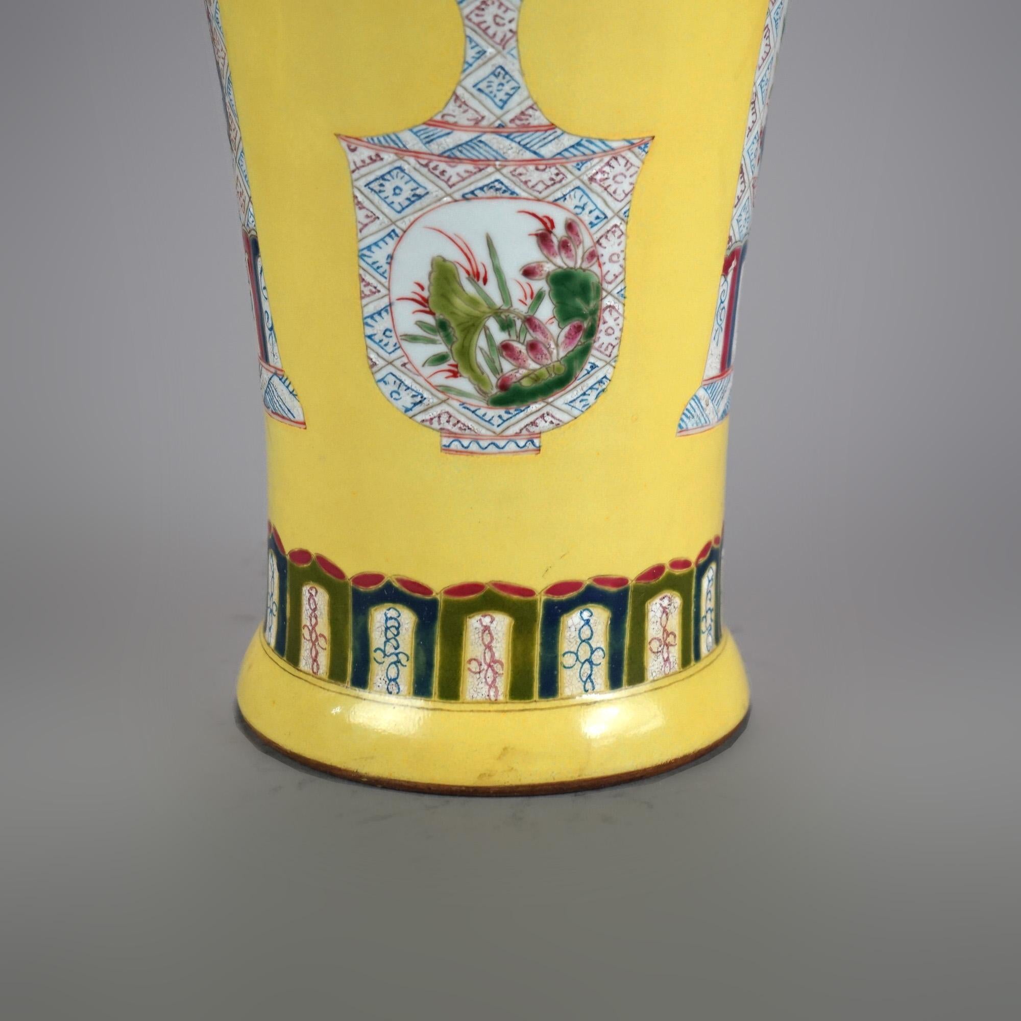 20ième siècle Paire de vases chinois en porcelaine Famille Rose avec récipients et éléments de jardin 20e siècle en vente