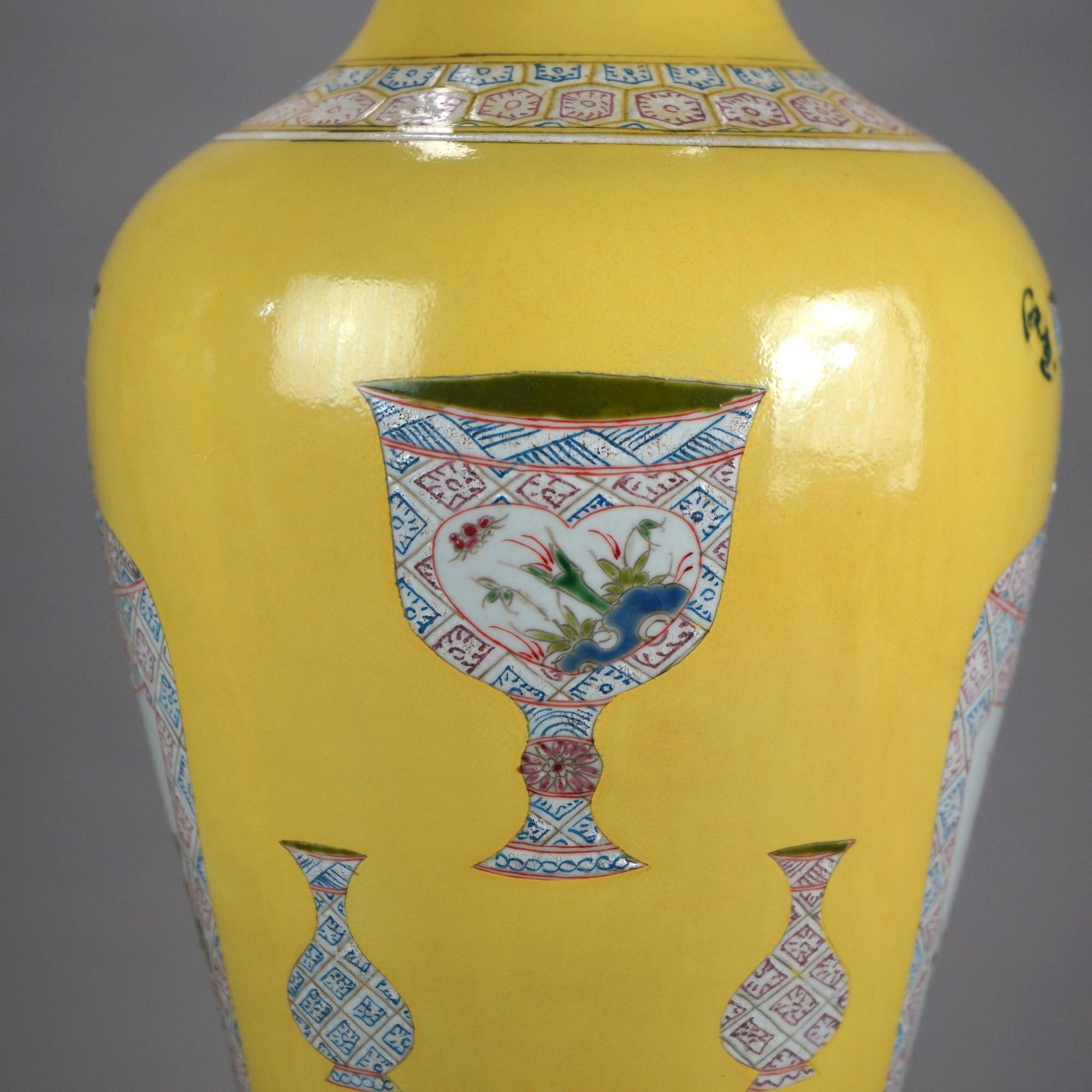 Porcelaine Paire de vases chinois en porcelaine Famille Rose avec récipients et éléments de jardin 20e siècle en vente