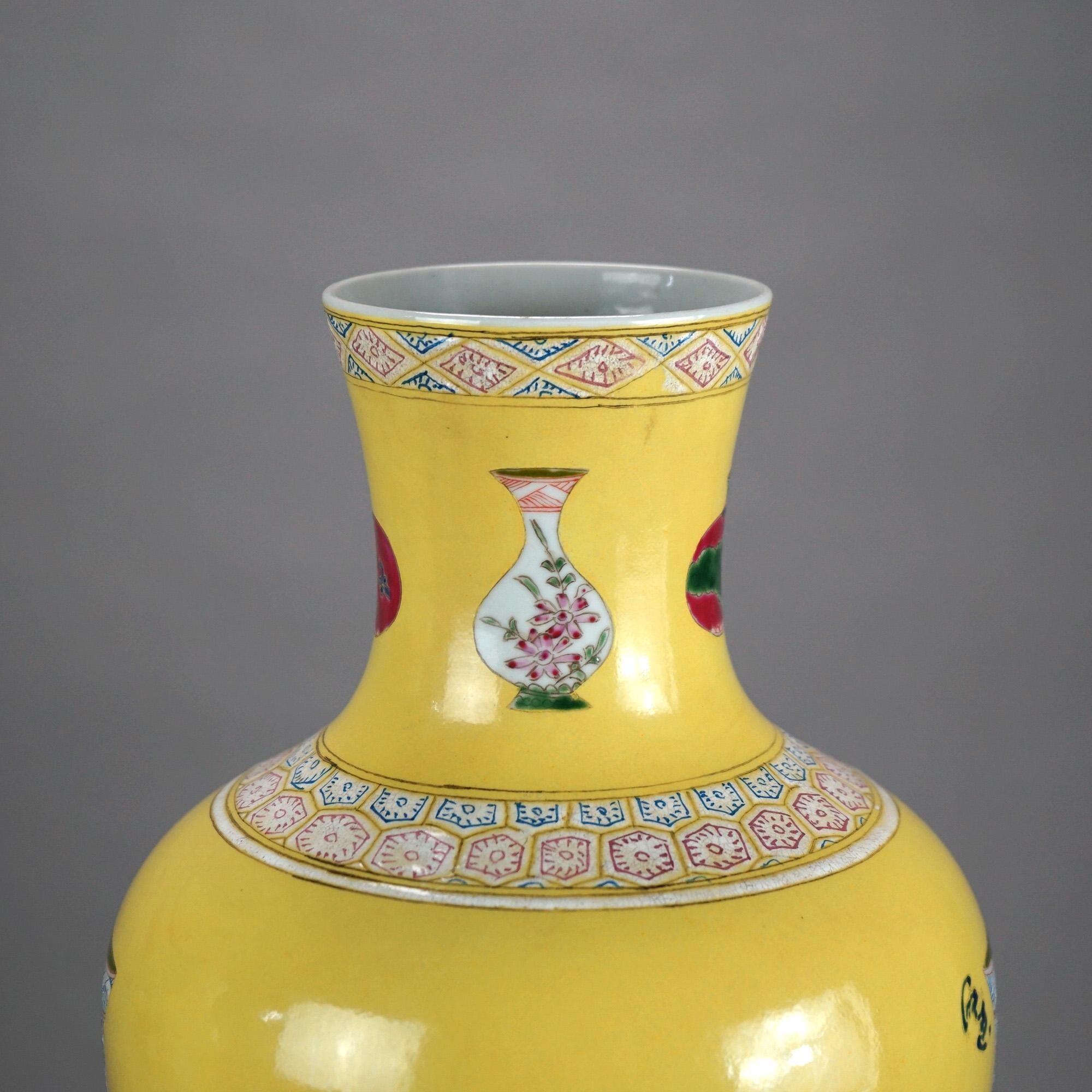 Paire de vases chinois en porcelaine Famille Rose avec récipients et éléments de jardin 20e siècle en vente 1