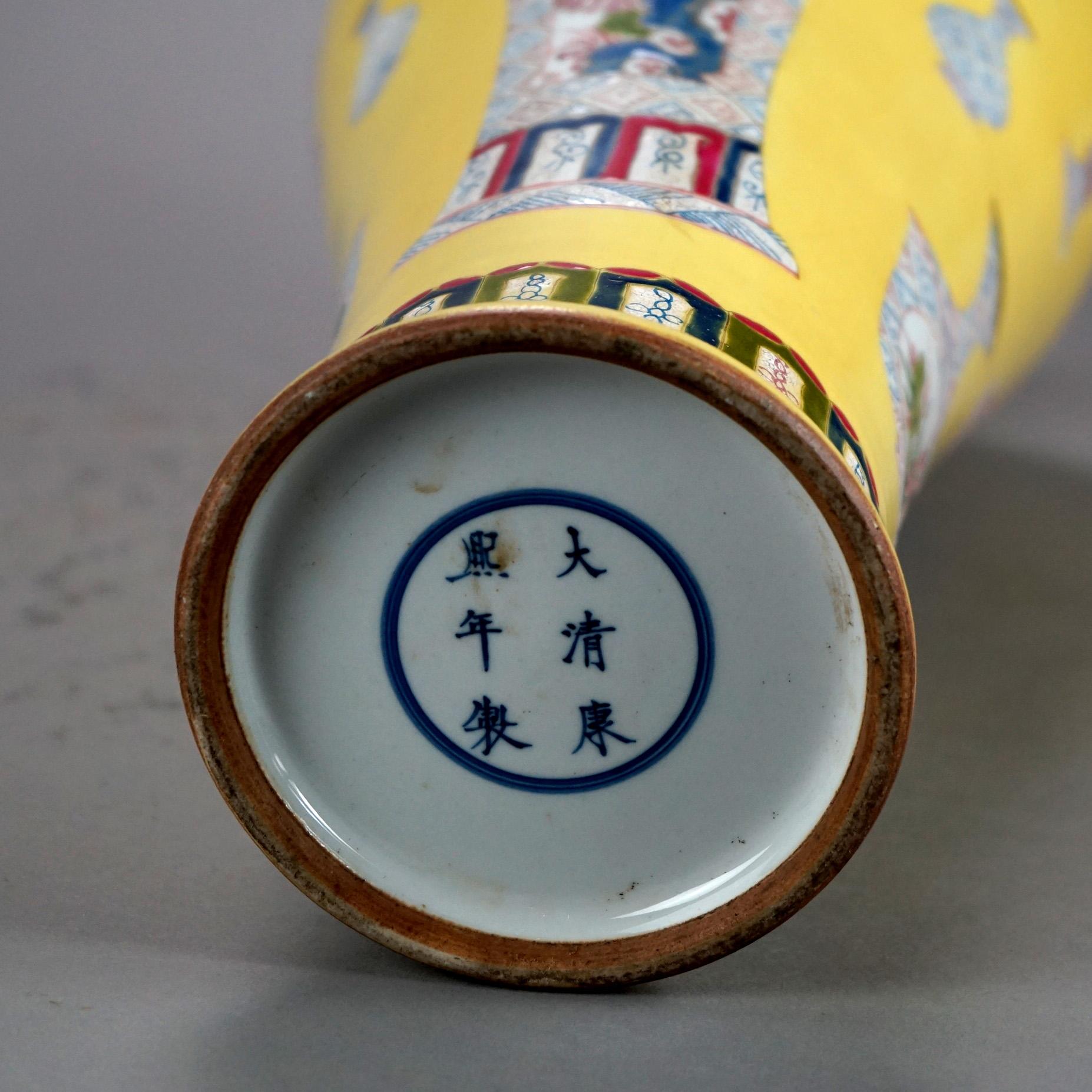Paire de vases chinois en porcelaine Famille Rose avec récipients et éléments de jardin 20e siècle en vente 2
