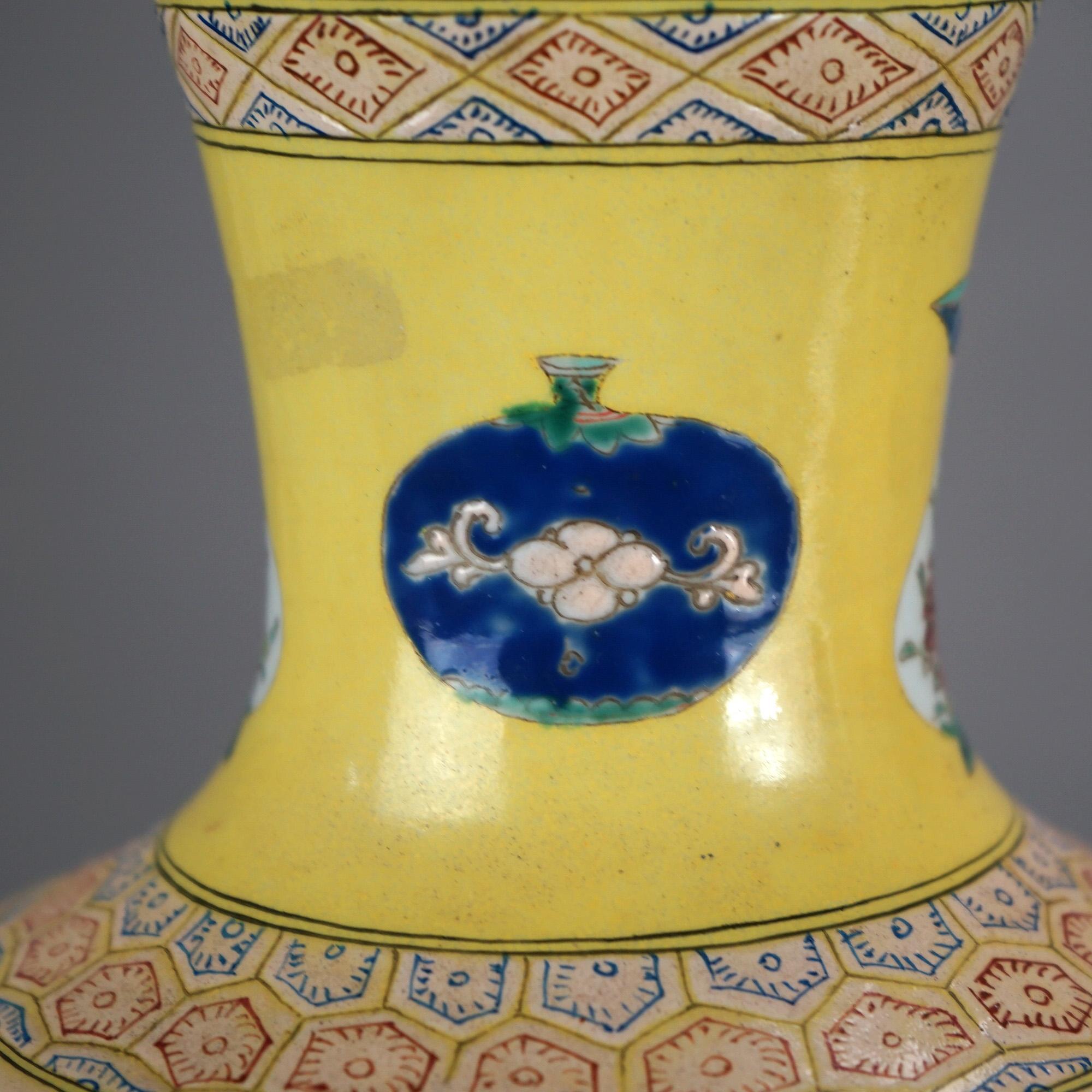 Paire de vases chinois en porcelaine Famille Rose avec récipients et éléments de jardin 20e siècle en vente 3