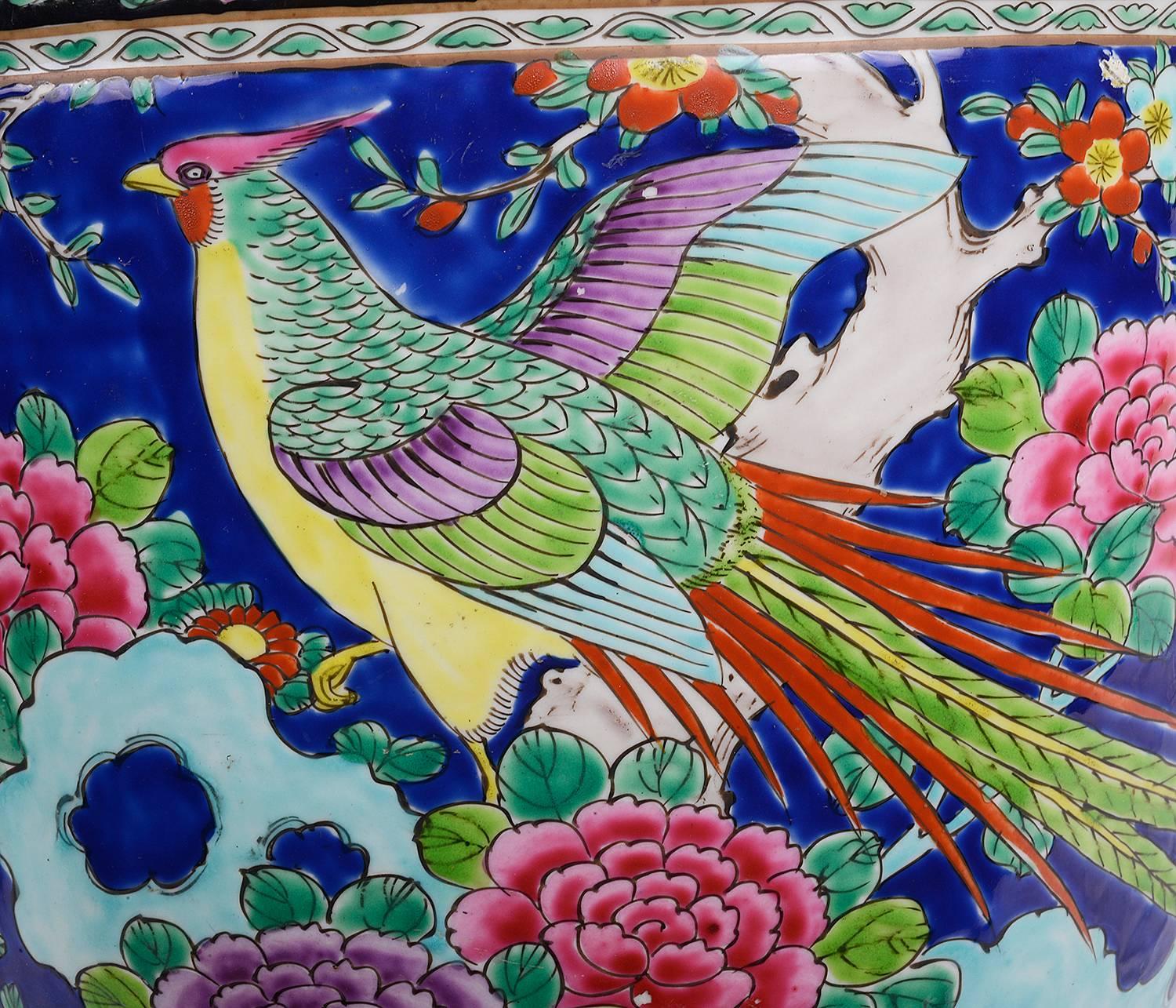 Paire de jardinières japonaises de bonne qualité datant de la fin du XIXe siècle. Chacun d'eux est orné d'oiseaux et de fleurs exotiques aux couleurs vives.