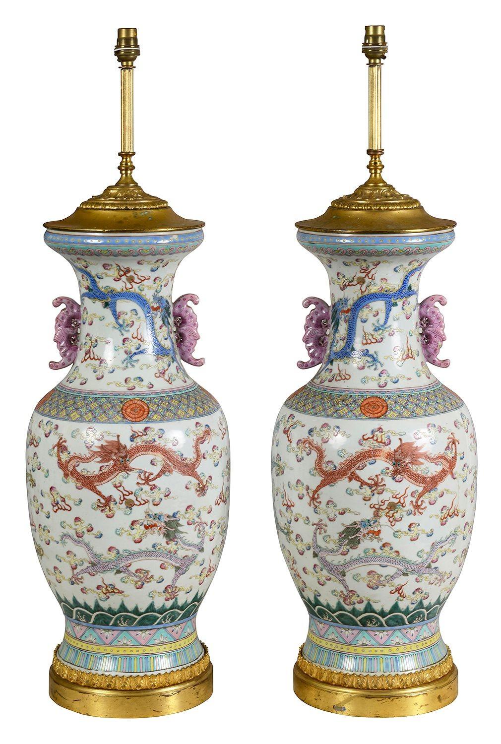 Este exquisito par de jarrones chinos de porcelana Famille Rose del siglo XIX se han transformado elegantemente en lámparas. Caracterizados por vibrantes motivos florales multicolores y diseños intrincados, los jarrones presentan elementos
