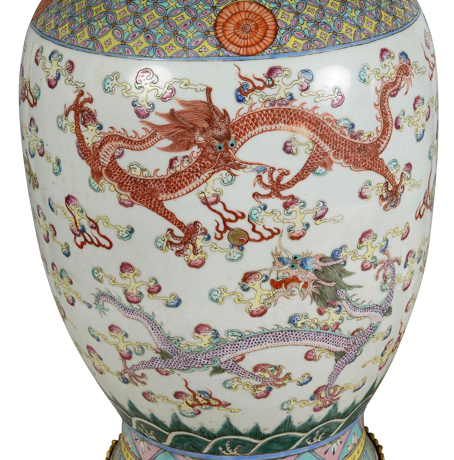 Pareja de jarrones / lámparas chinas de estilo Rosa de familia, S. XIX. Chino en venta