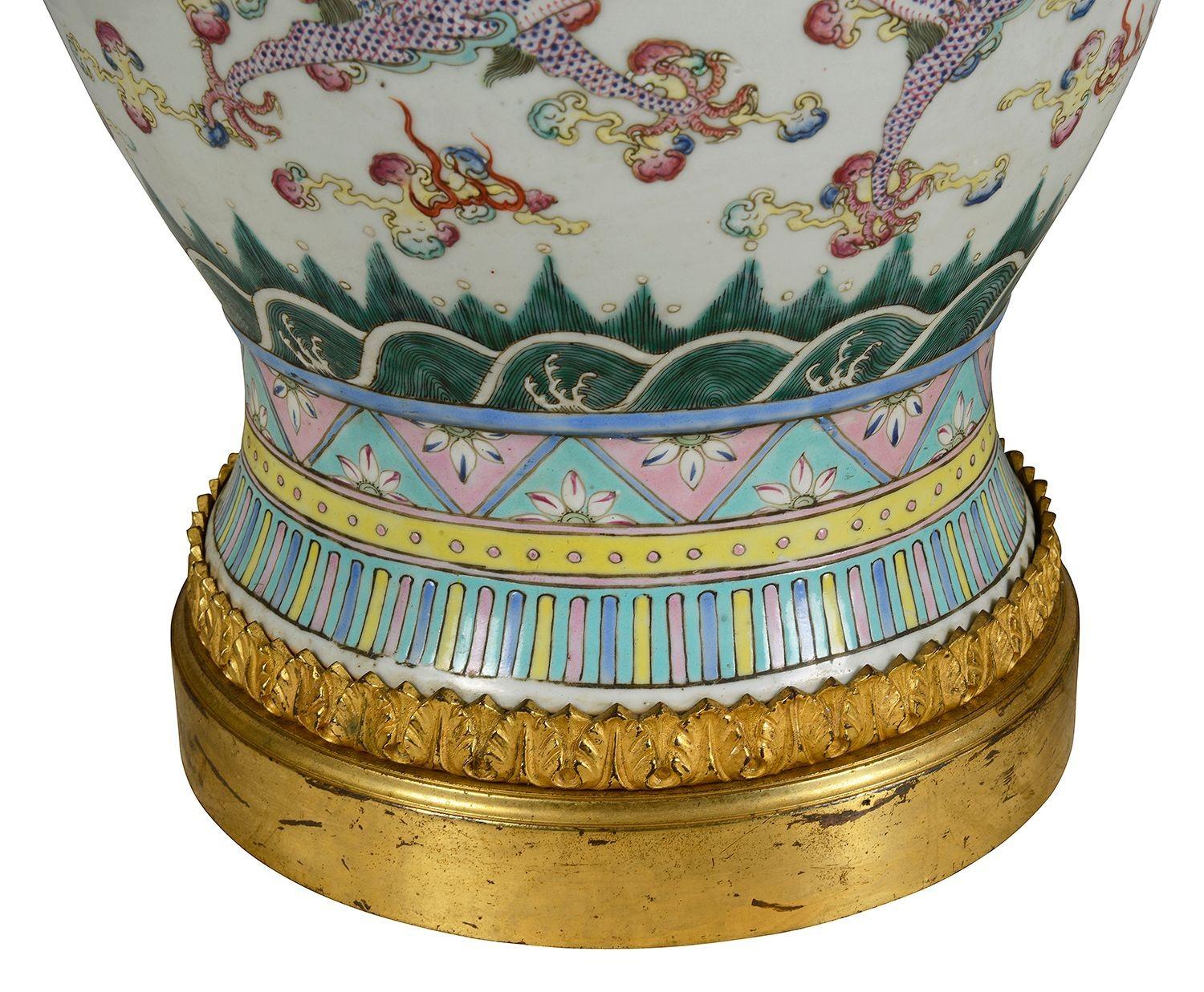 Pareja de jarrones / lámparas chinas de estilo Rosa de familia, S. XIX. Pintado a mano en venta