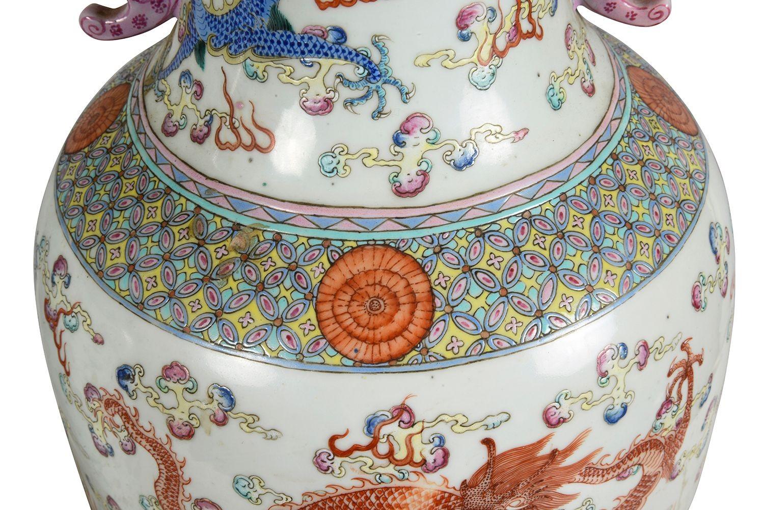 Pareja de jarrones / lámparas chinas de estilo Rosa de familia, S. XIX. en Bueno estado para la venta en Brighton, Sussex