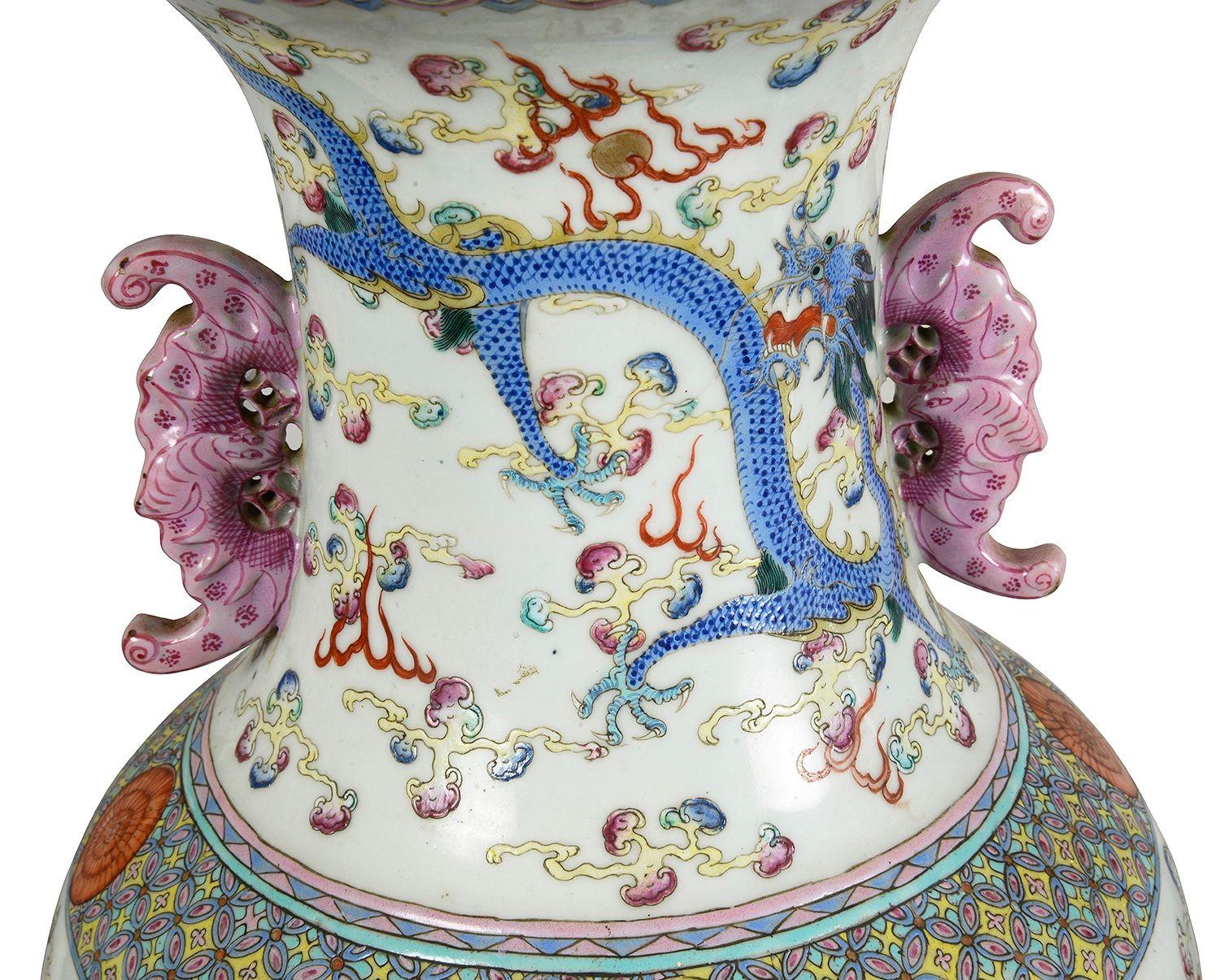 Pareja de jarrones / lámparas chinas de estilo Rosa de familia, S. XIX. Porcelana en venta