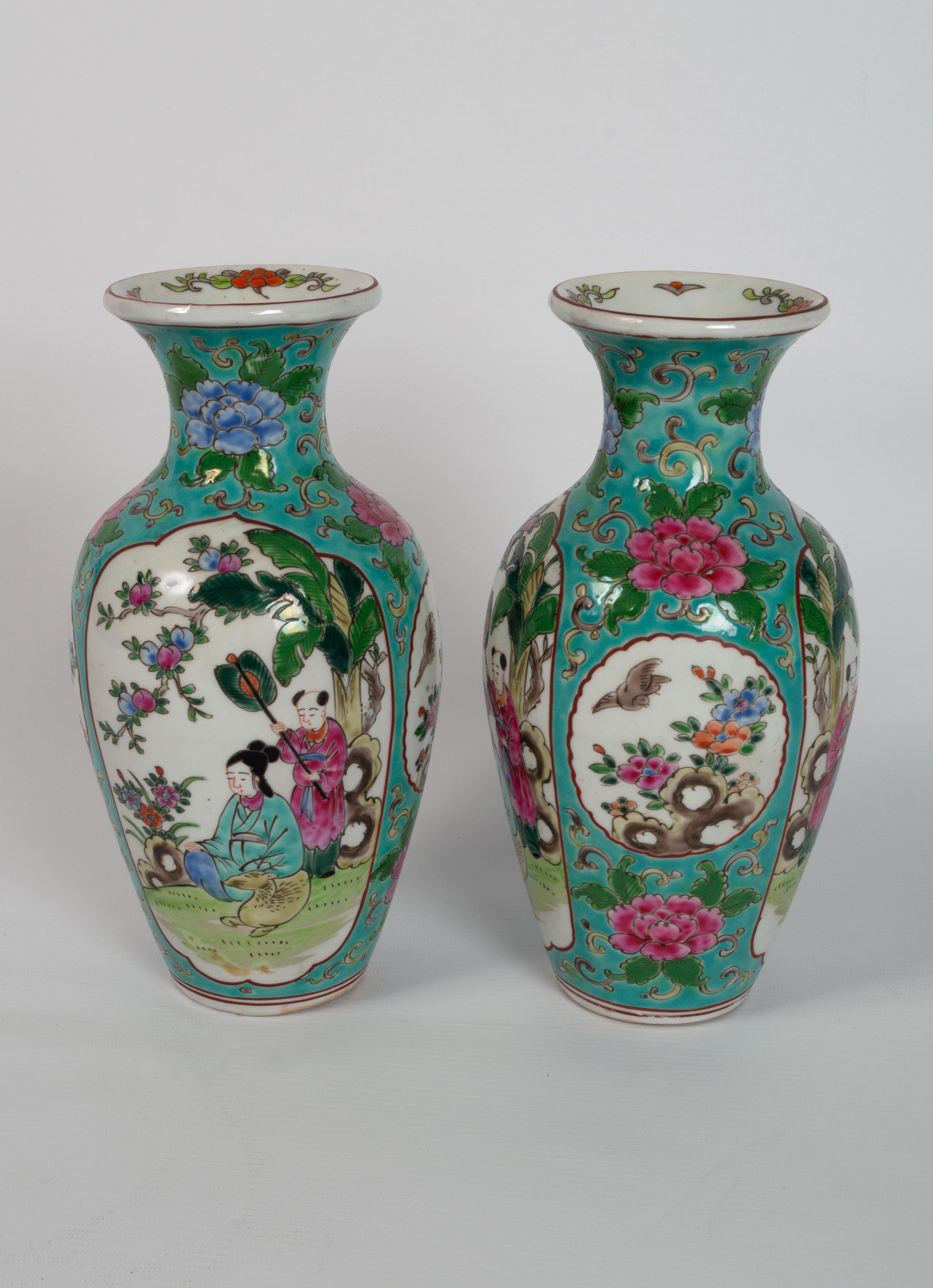 Paar chinesische Famille-Rose-Vasen mit türkisfarbenem Grund, um 1940 im Angebot 3