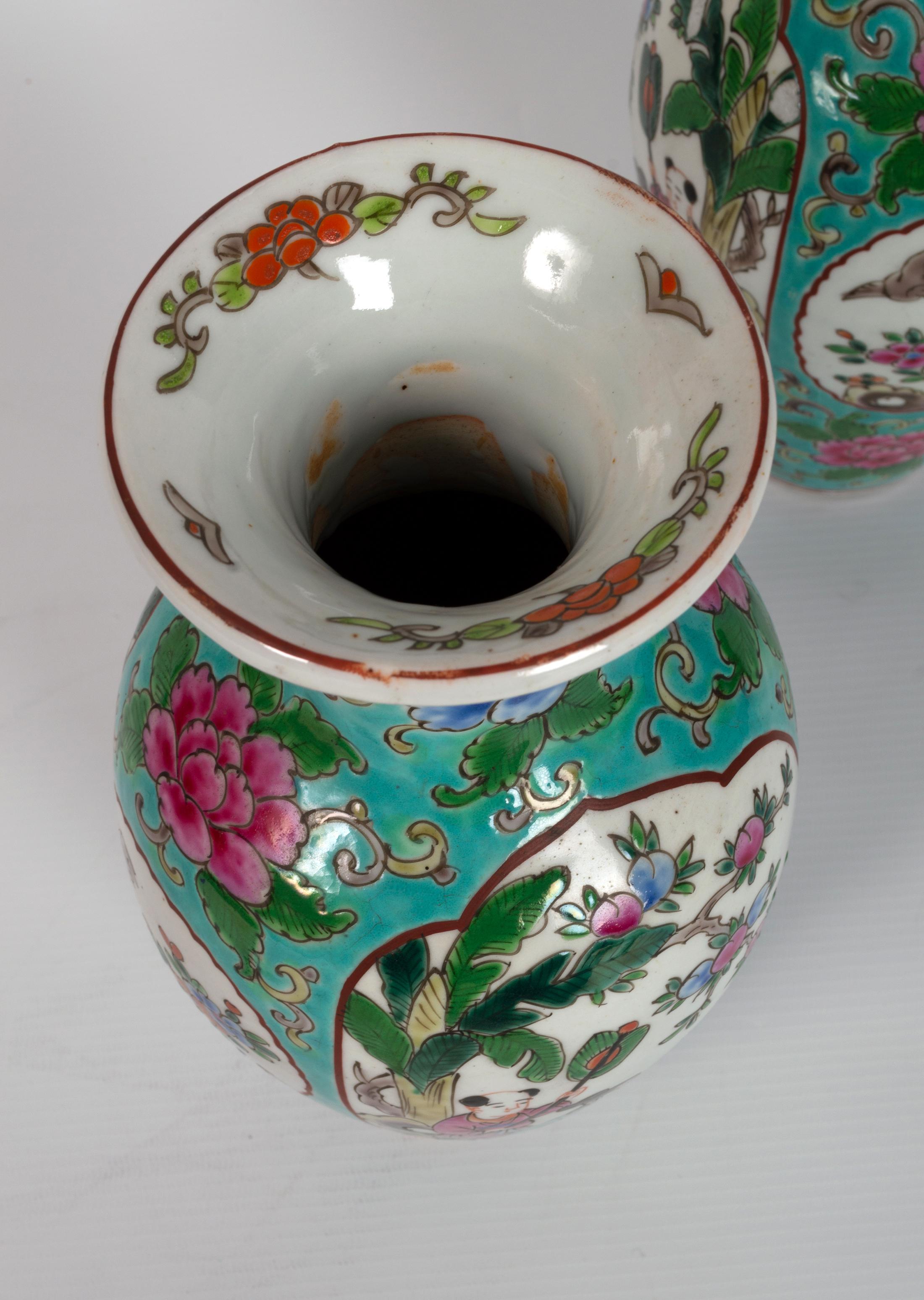 Paar chinesische Famille-Rose-Vasen mit türkisfarbenem Grund, um 1940 im Angebot 4