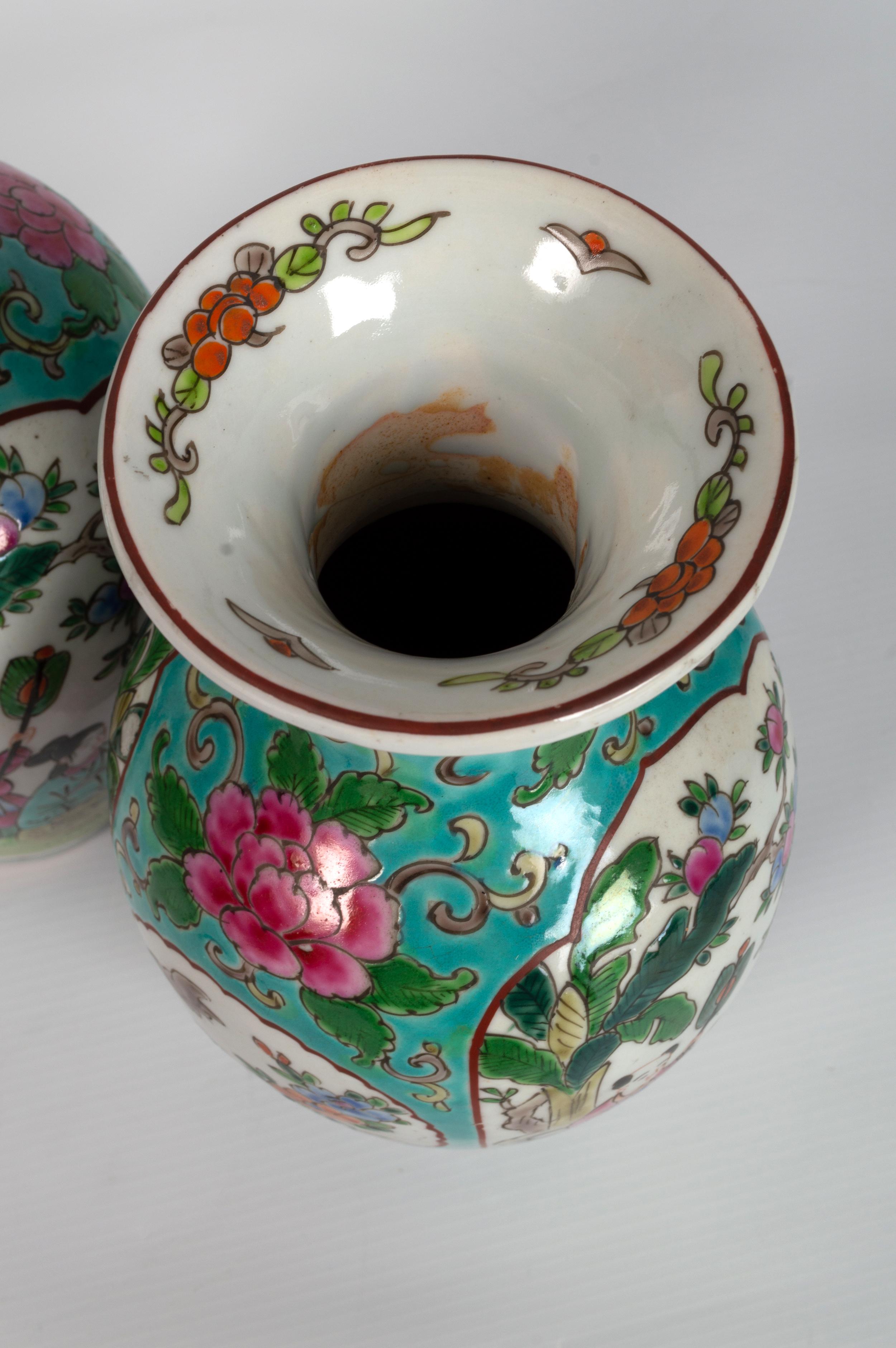 Paar chinesische Famille-Rose-Vasen mit türkisfarbenem Grund, um 1940 im Angebot 5