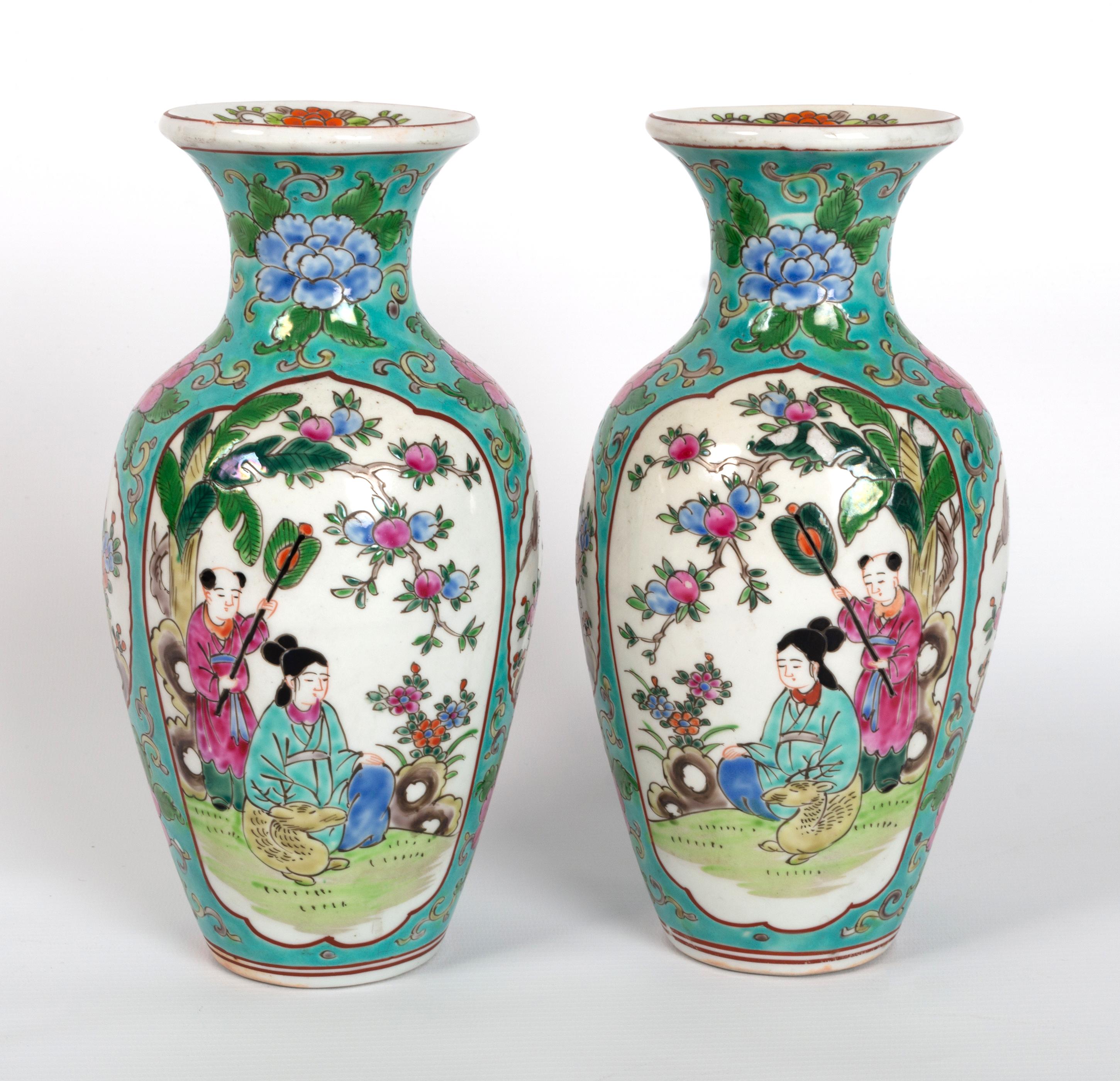 Paar chinesische Famille-Rose-Vasen mit türkisfarbenem Grund, um 1940 (Chinesisch) im Angebot