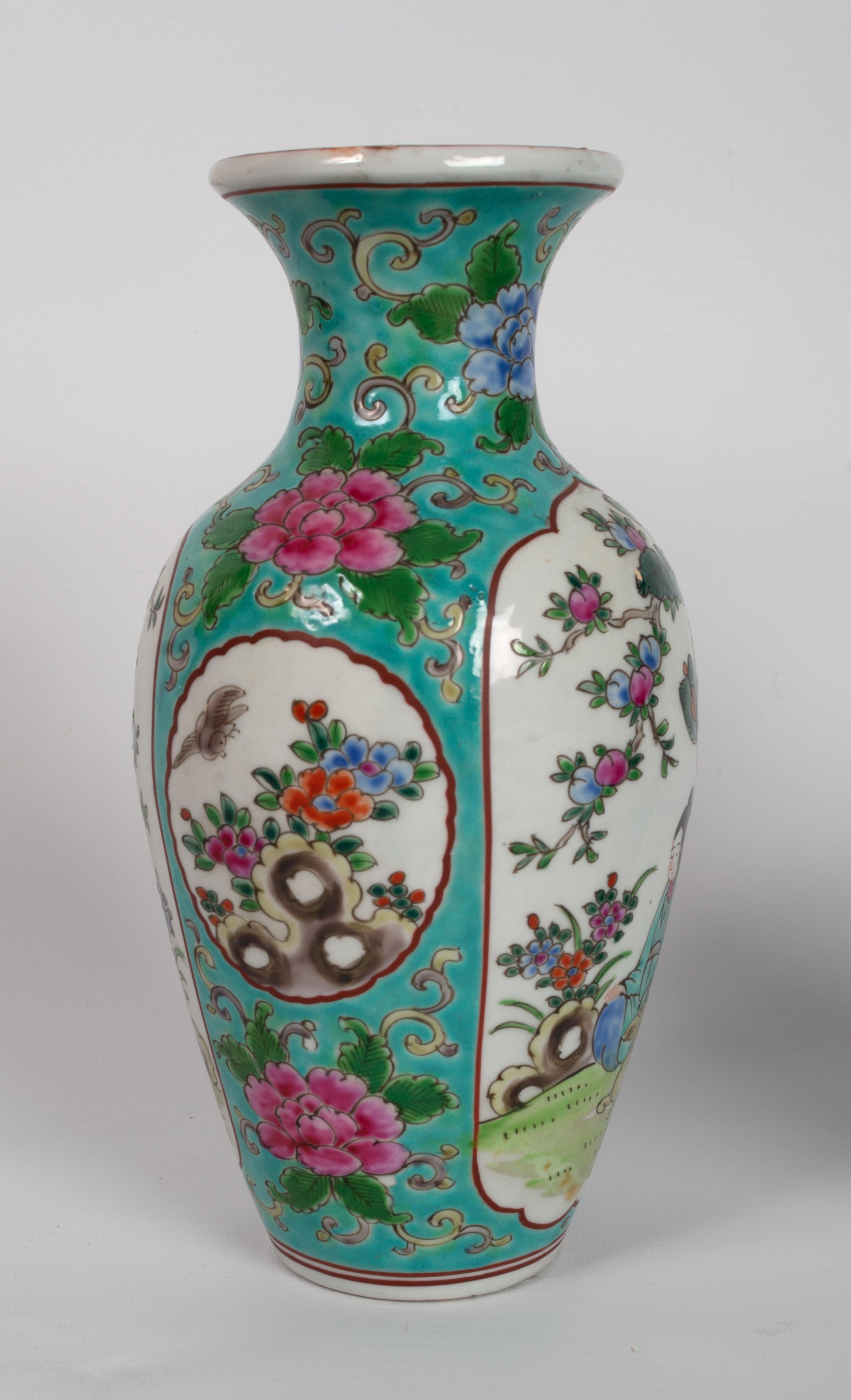 Paar chinesische Famille-Rose-Vasen mit türkisfarbenem Grund, um 1940 (Handbemalt) im Angebot