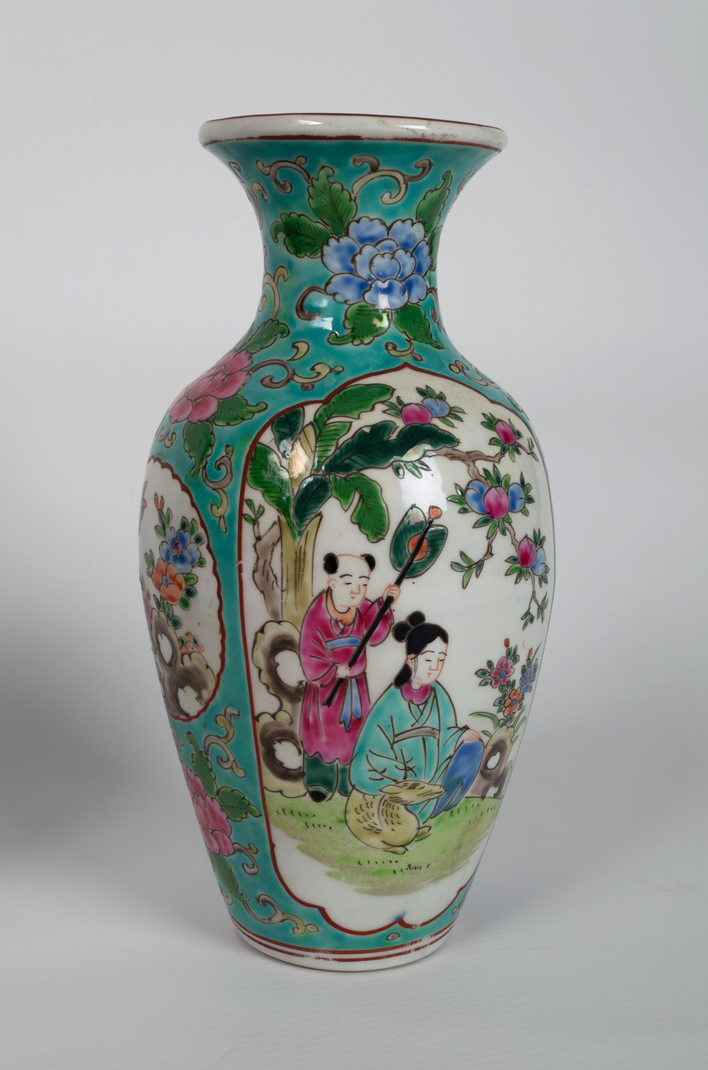 Paar chinesische Famille-Rose-Vasen mit türkisfarbenem Grund, um 1940 (20. Jahrhundert) im Angebot