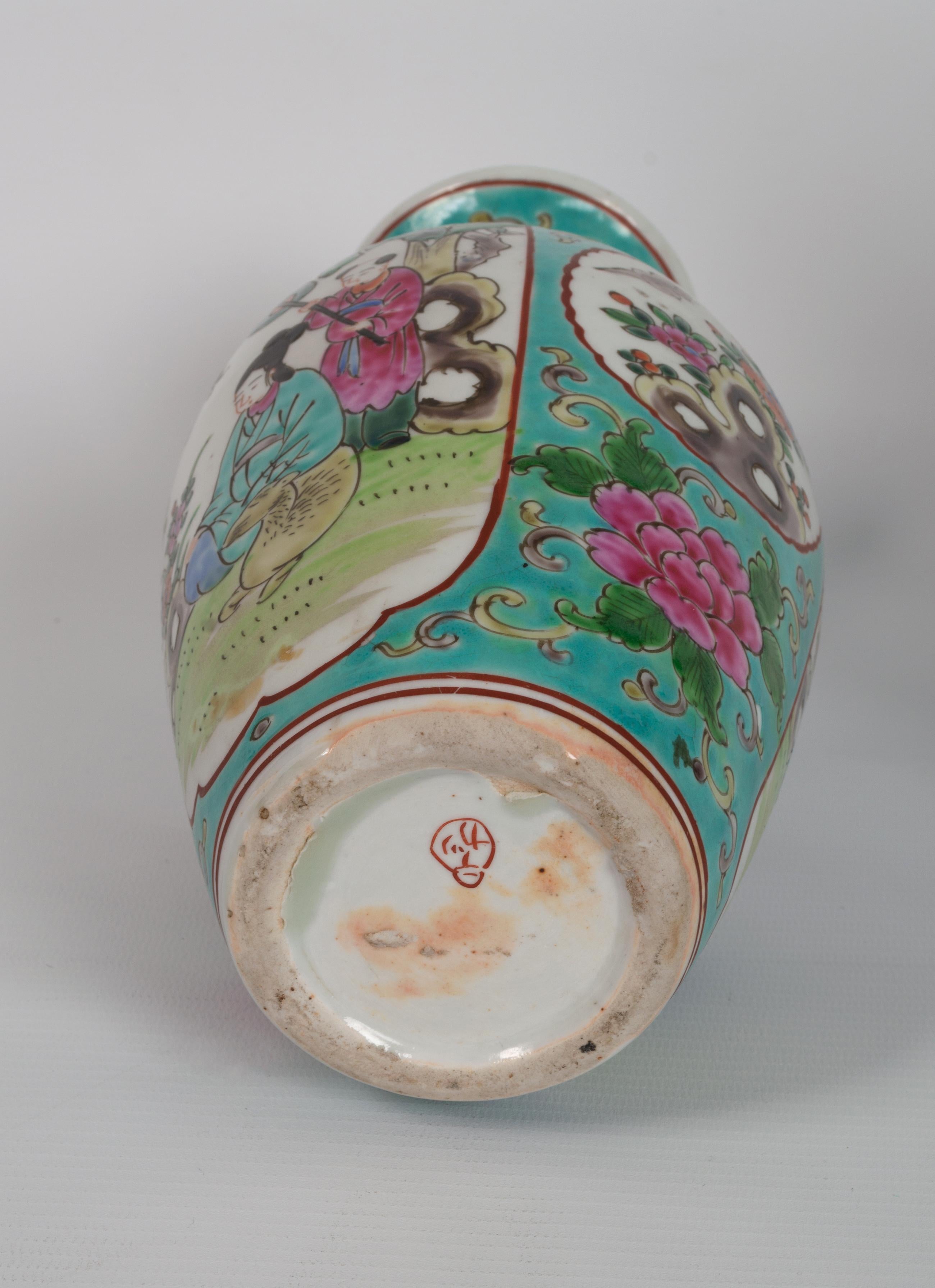 Paar chinesische Famille-Rose-Vasen mit türkisfarbenem Grund, um 1940 im Angebot 1
