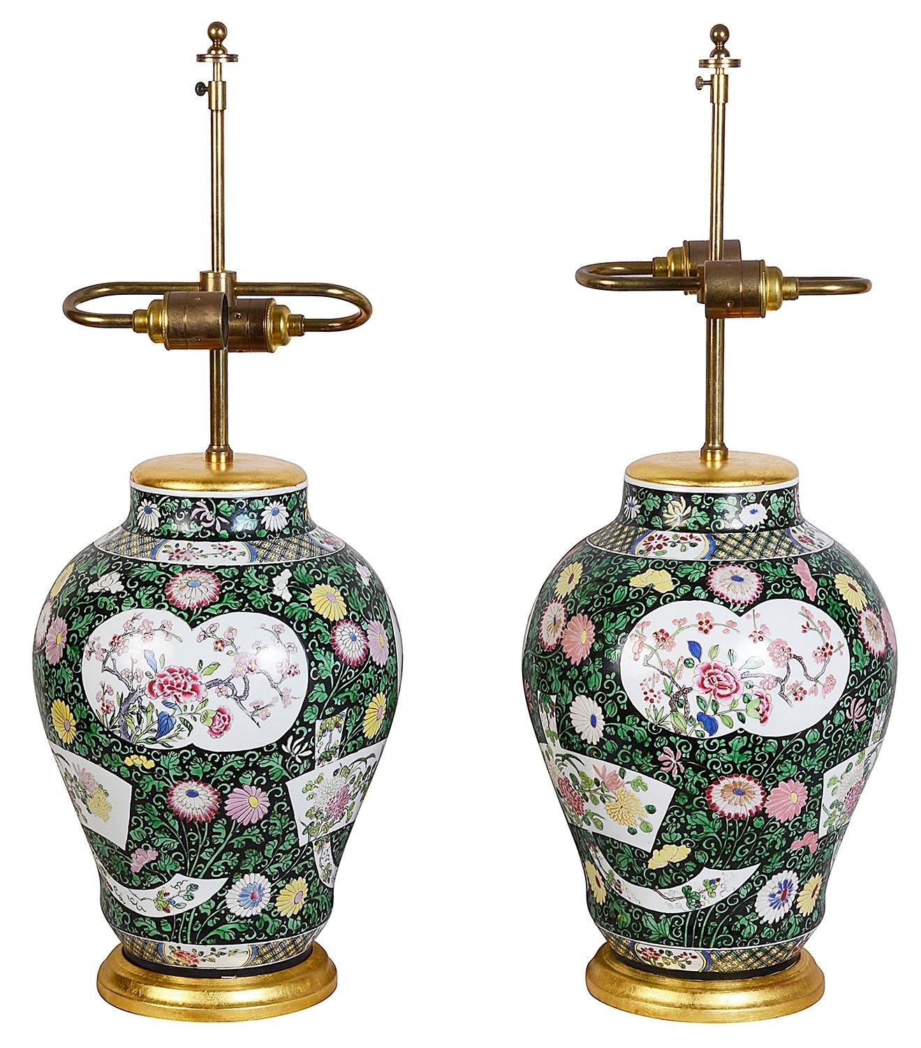 Ein sehr gutes Paar chinesischer Samson-Vasen/Lampen im Famille-Verte-Stil des späten 19. Jahrhunderts.
Jede mit wunderschönem, kräftigem Kolorit, grünem Grund mit klassischem Rollendekor und handgemalten Tafeln, die exotische Blumen darstellen. Mit