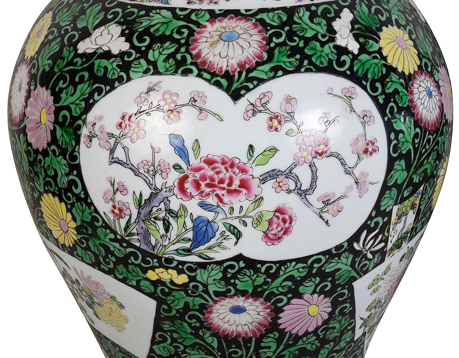 Paar chinesische Vasen / Lampen im Famille-Verte-Stil des 19. Jahrhunderts (Französisch) im Angebot