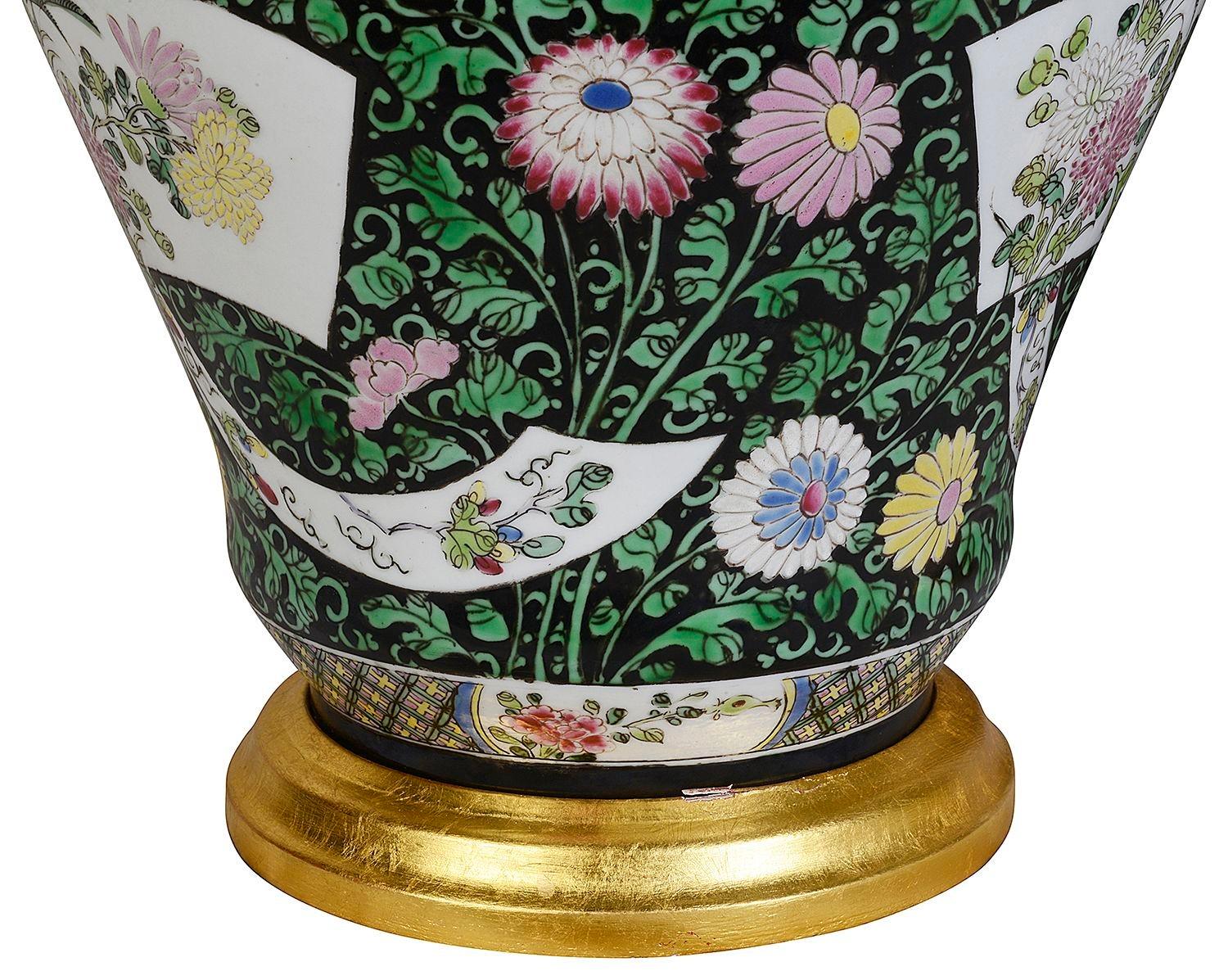 Paar chinesische Vasen / Lampen im Famille-Verte-Stil des 19. Jahrhunderts (Handbemalt) im Angebot